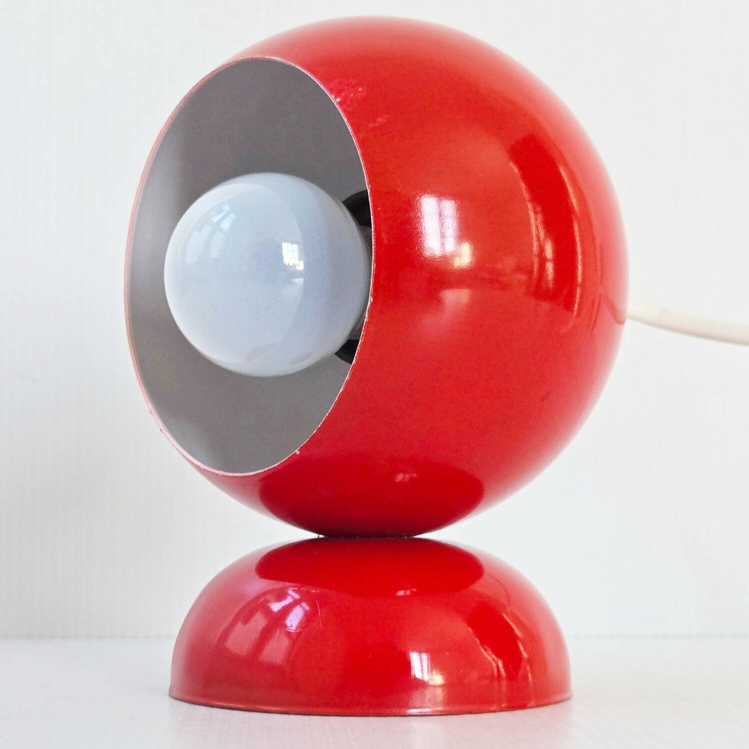 Lampe Space Age en tôle laquée rouge dans le goût de Magistretti, 1960