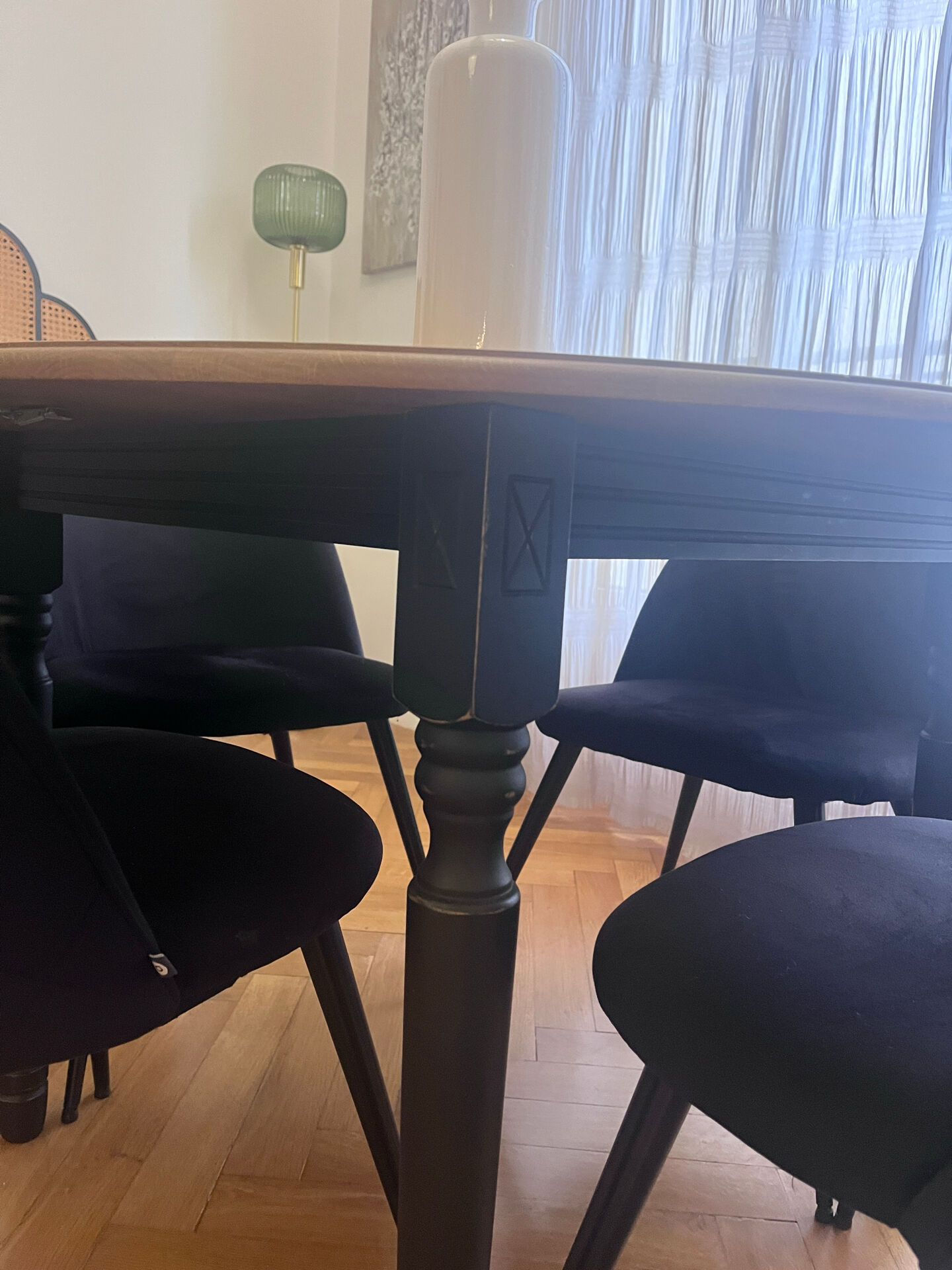 Extendable dining table for 4-8 people.