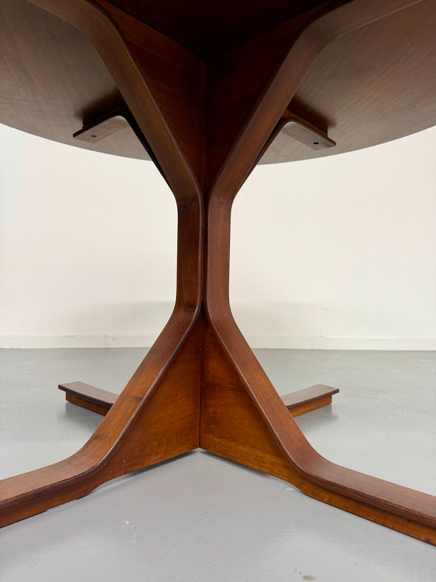 Table repas design Gianfranco Frattini pour Bernini model 522 année 60