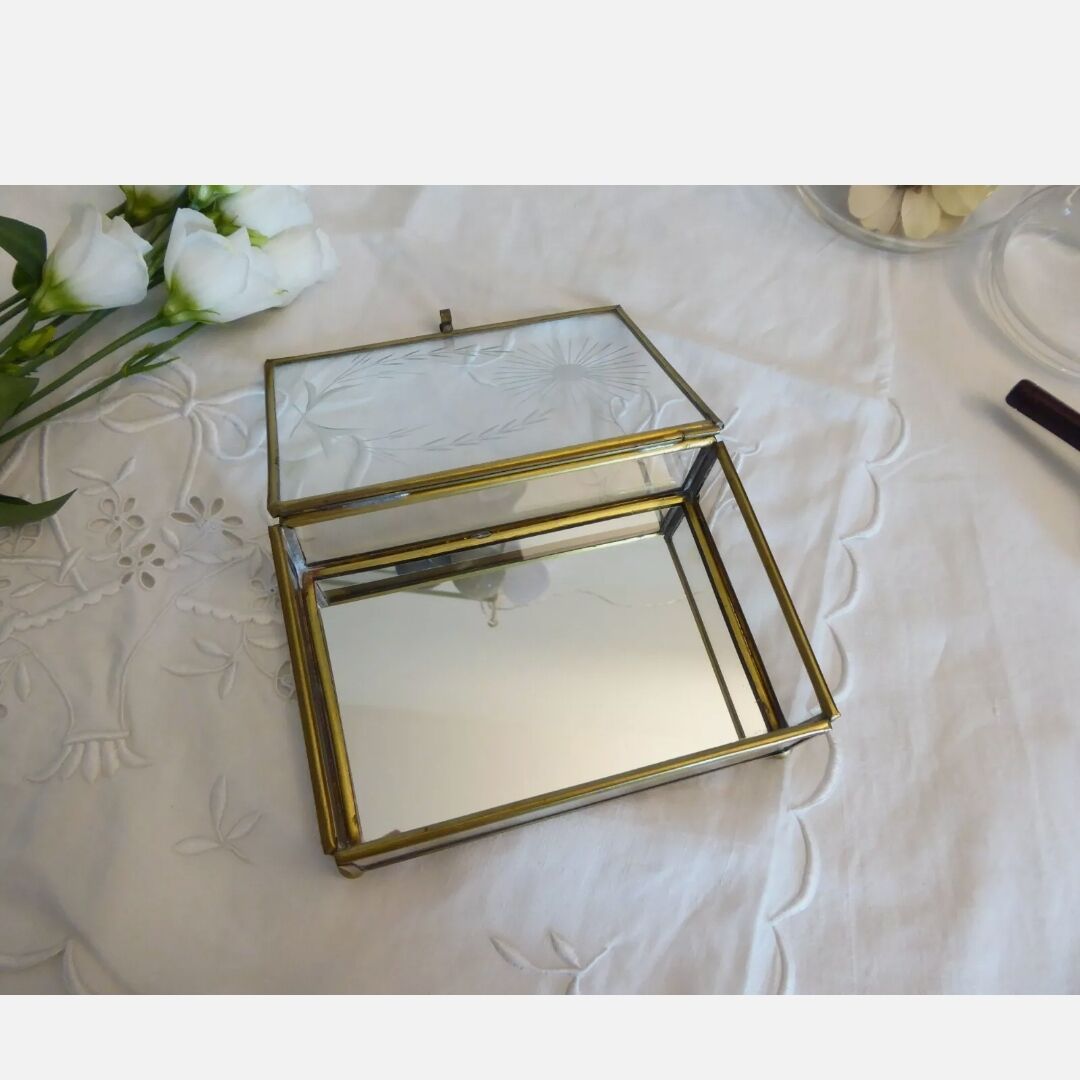 Vintage jewelry box in engraved glass and mirror bottom