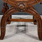 Chaise Curule en Noyer massif, goût Renaissance – Fin XIXe