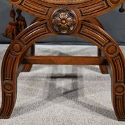 Chaise Curule en Noyer massif, goût Renaissance – Fin XIXe