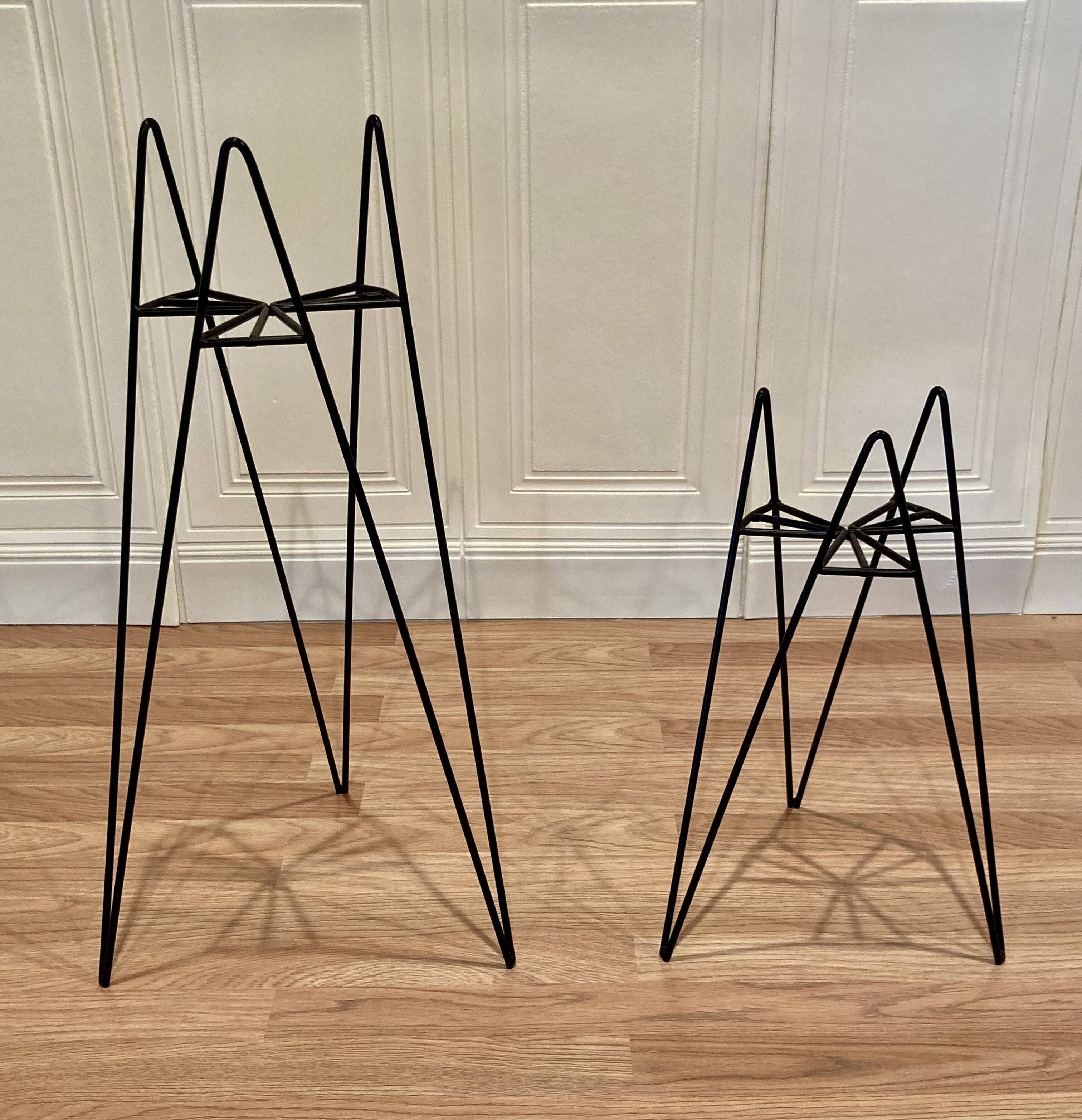 Pair of 1950s design side tables or nesting tables.