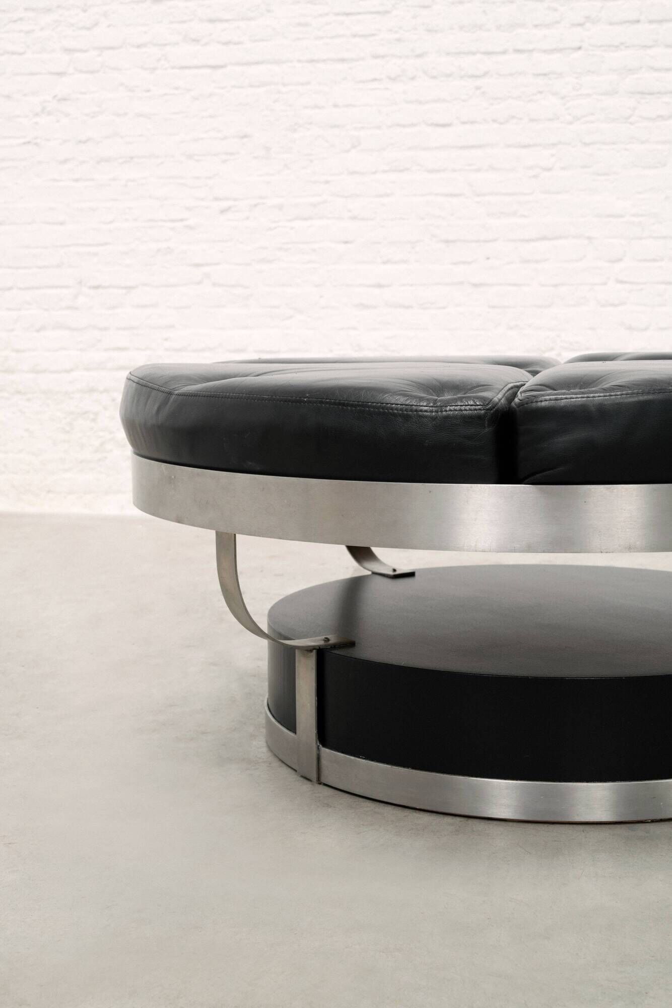 Large Italian circular bench in leather, chromed metal structure, 1970