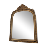 Miroir décoratif avec moulures et fronton.