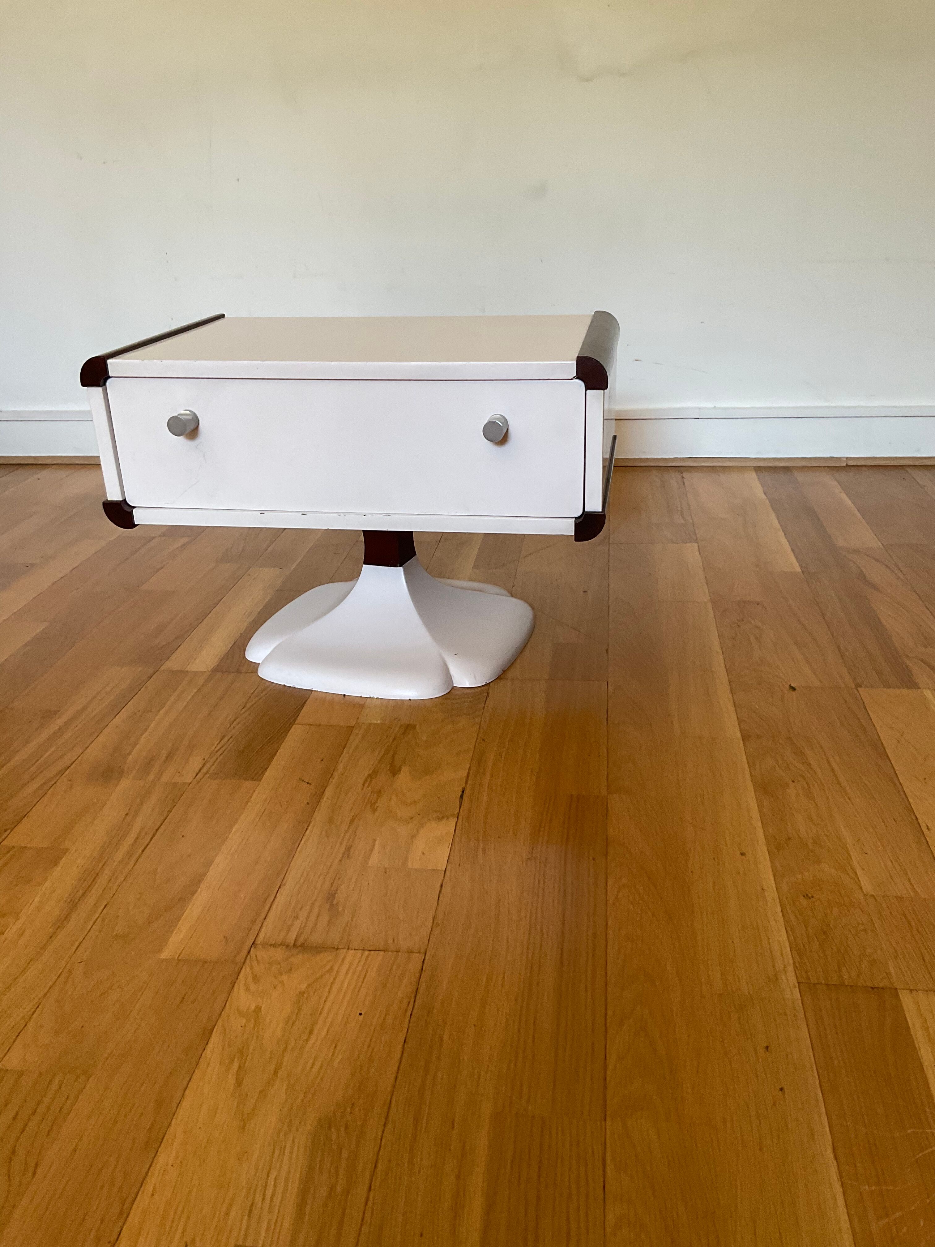 Table appoint pied tulipe