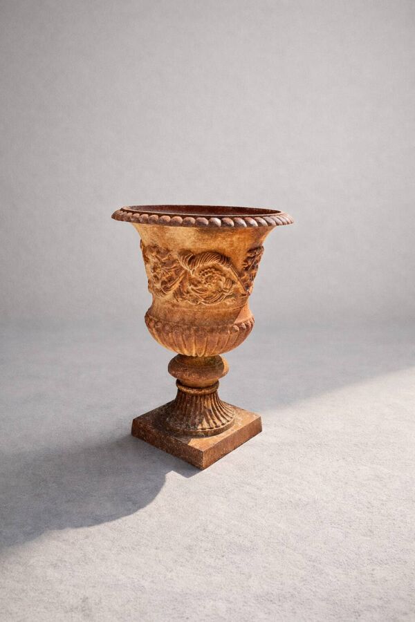 Paire de vases Médicis en acier – ancienne peinture et patine oxydée – H38
