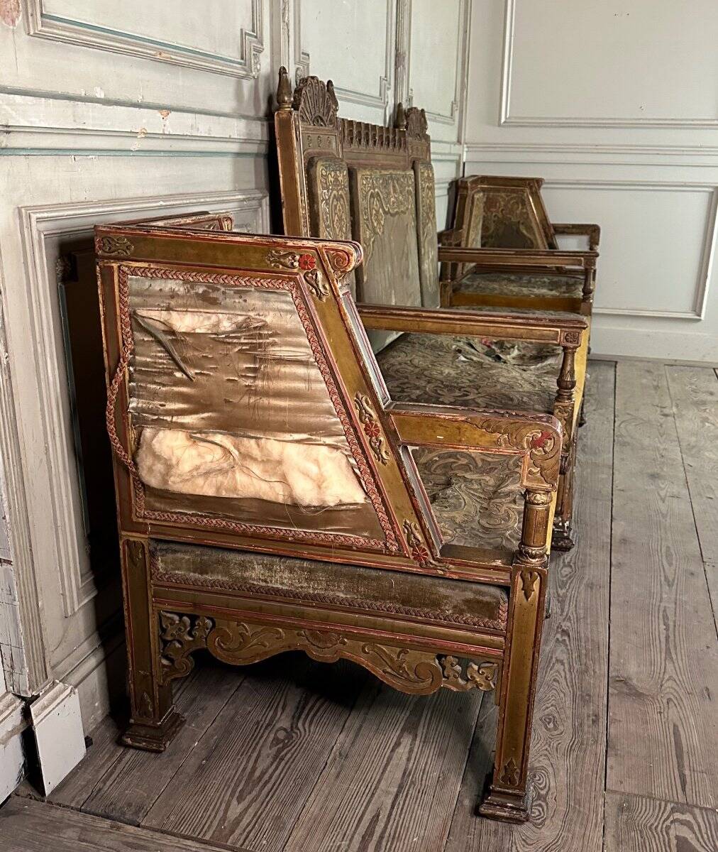 Pair of corner armchairs and an Orientalist bench in carved and polychrome wood from around 1900.