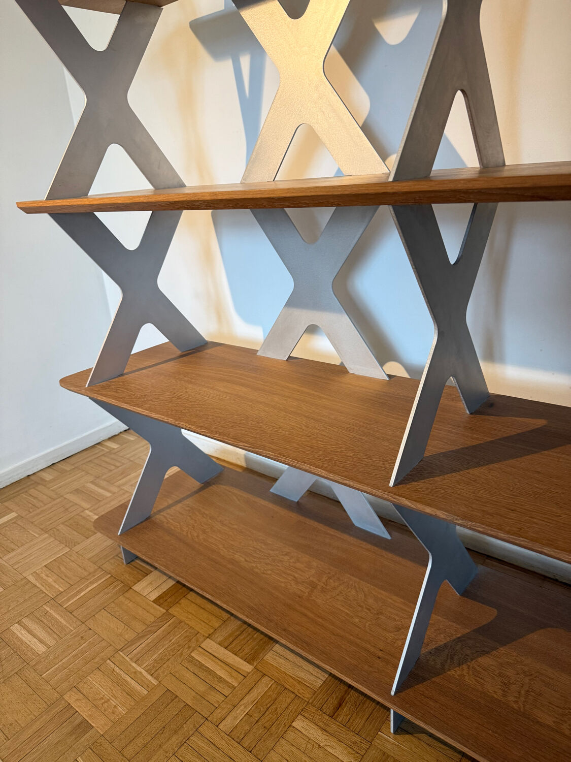 Designer shelf in solid oak and signed aluminium.