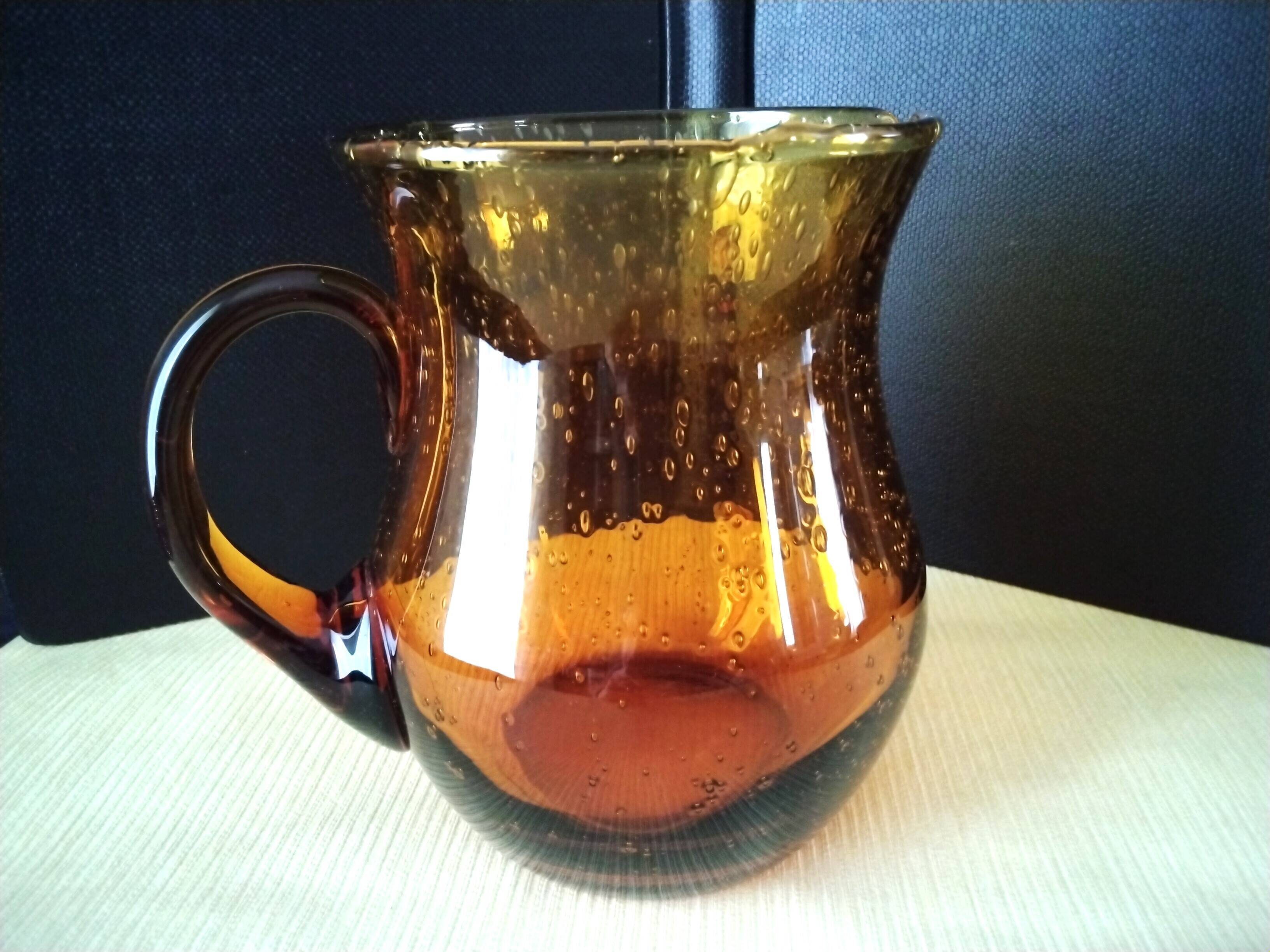 Cruche à eau ventrue en verre bullé