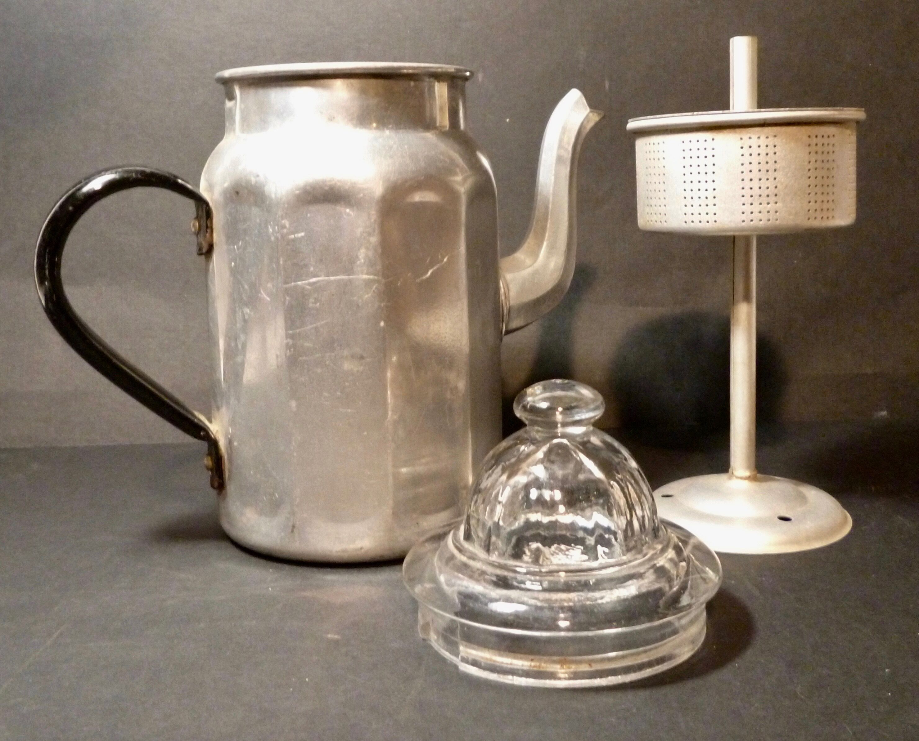 Cafetière aluminium ancienne à cabochon de verre