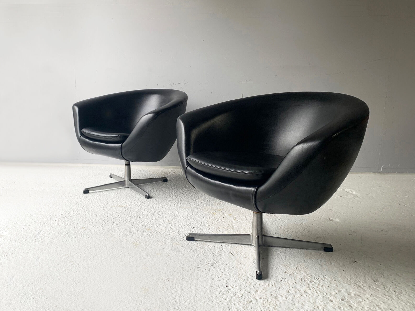2 mid century Swedish 1960’s swivel ‘pod’ chairs by Overman
