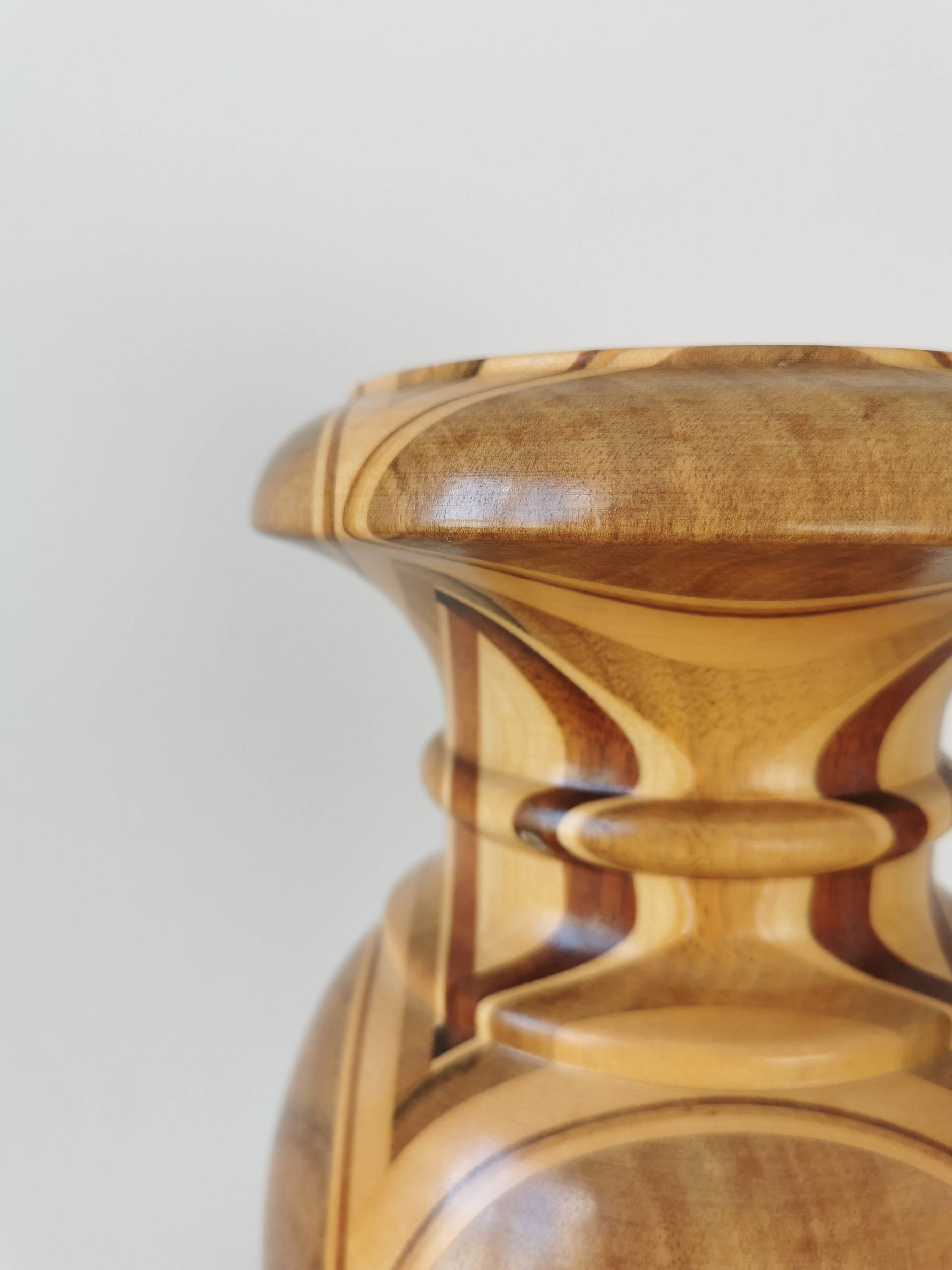 Vase vintage en bois artisanal : sculpture unique tournée sur bois, fleurs séchées