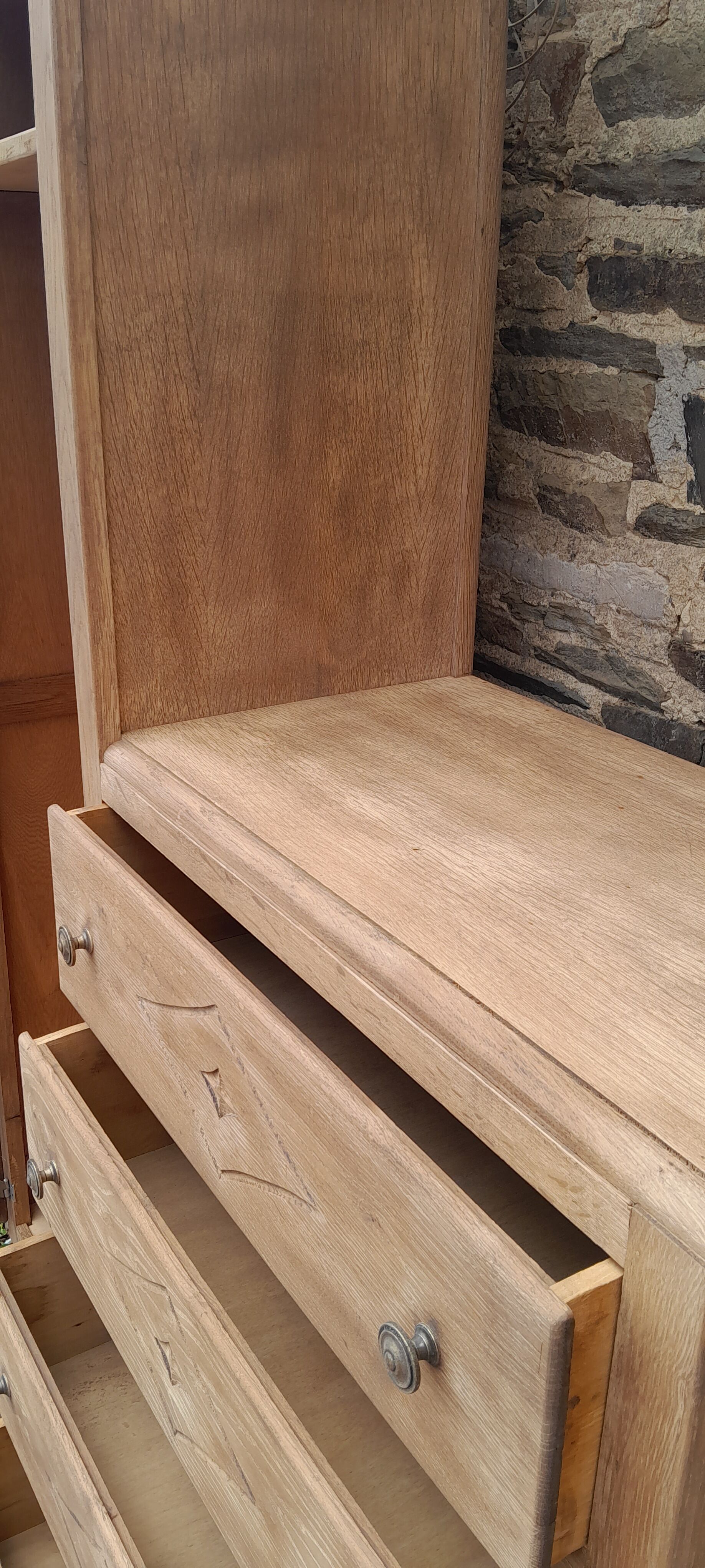 Asymmetrical cabinet