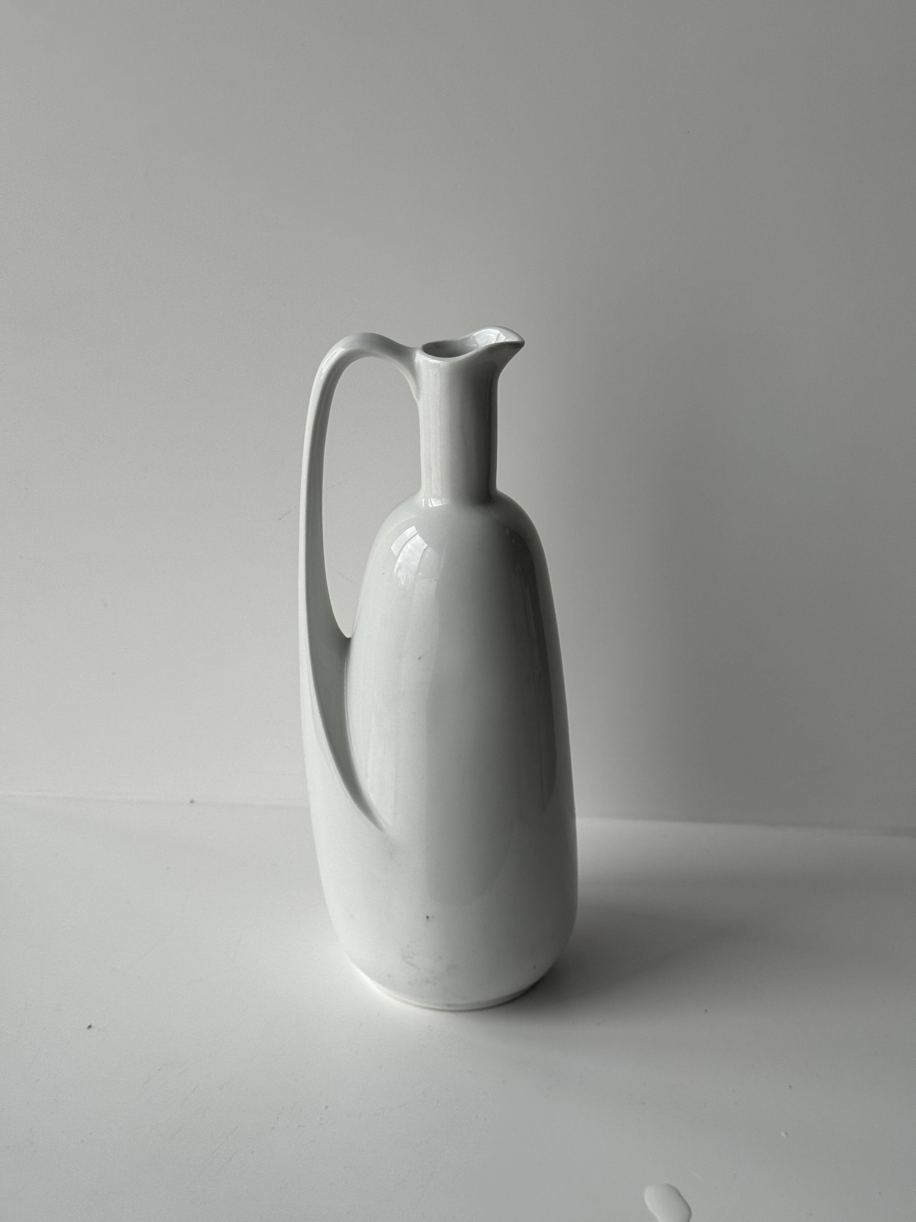 White porcelain ewer H26