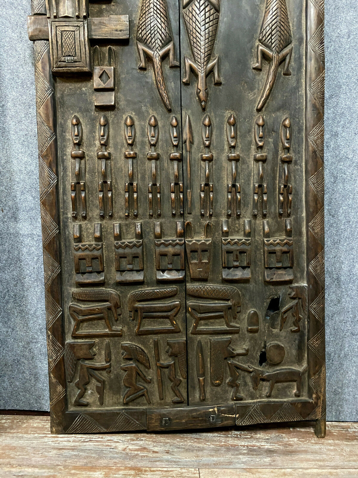 Central Africa around 1900 2 very large doors entirely carved iguanas,