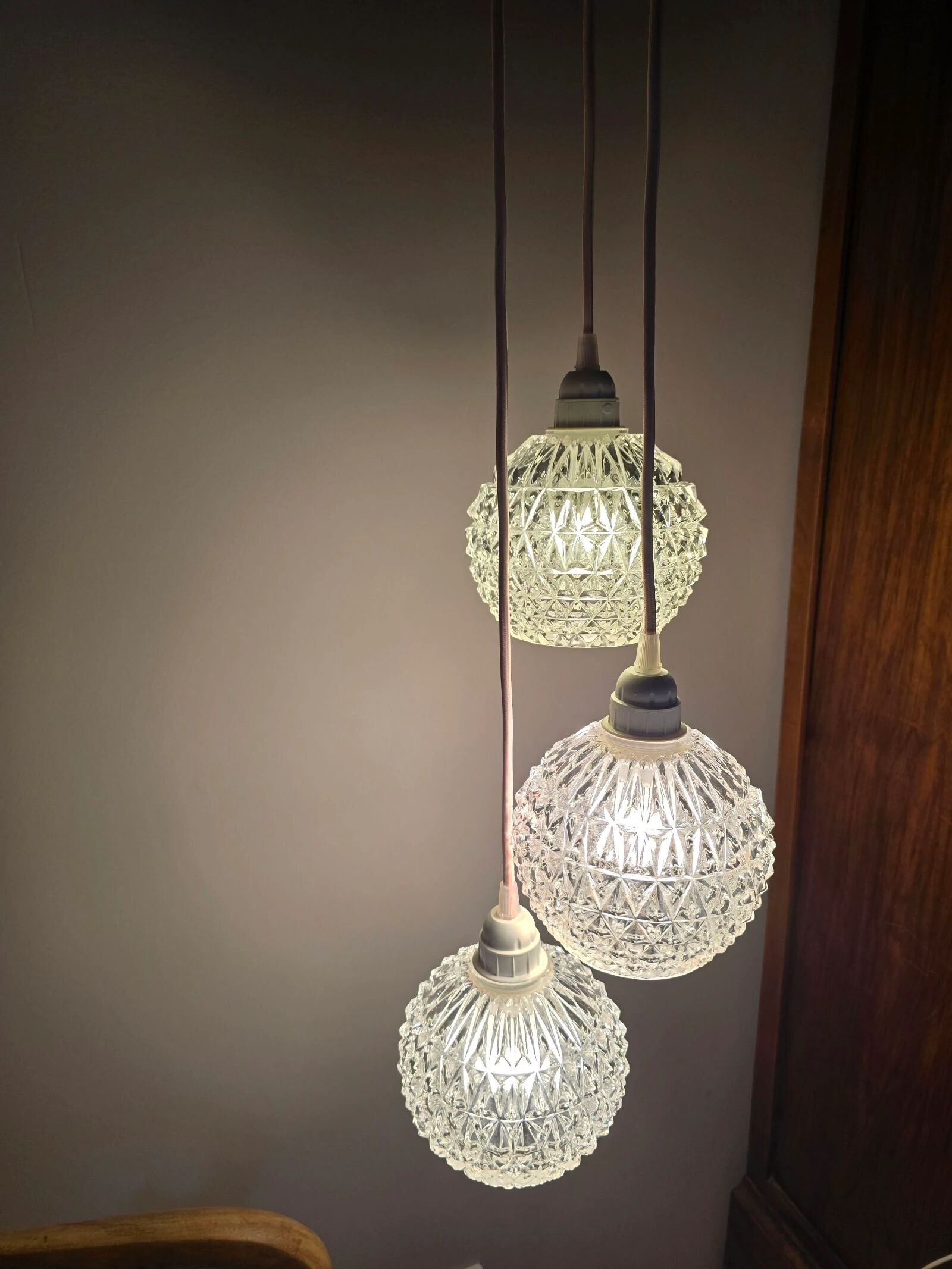 Suspension cascade three globes in cut glass vintage and pink wire