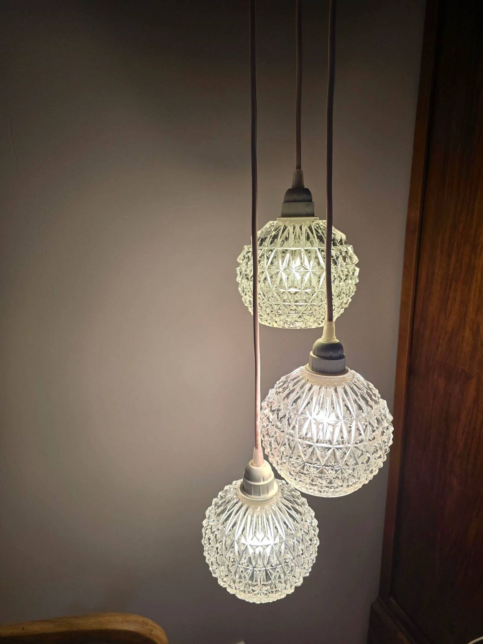 Suspension cascade three globes in cut glass vintage and pink wire