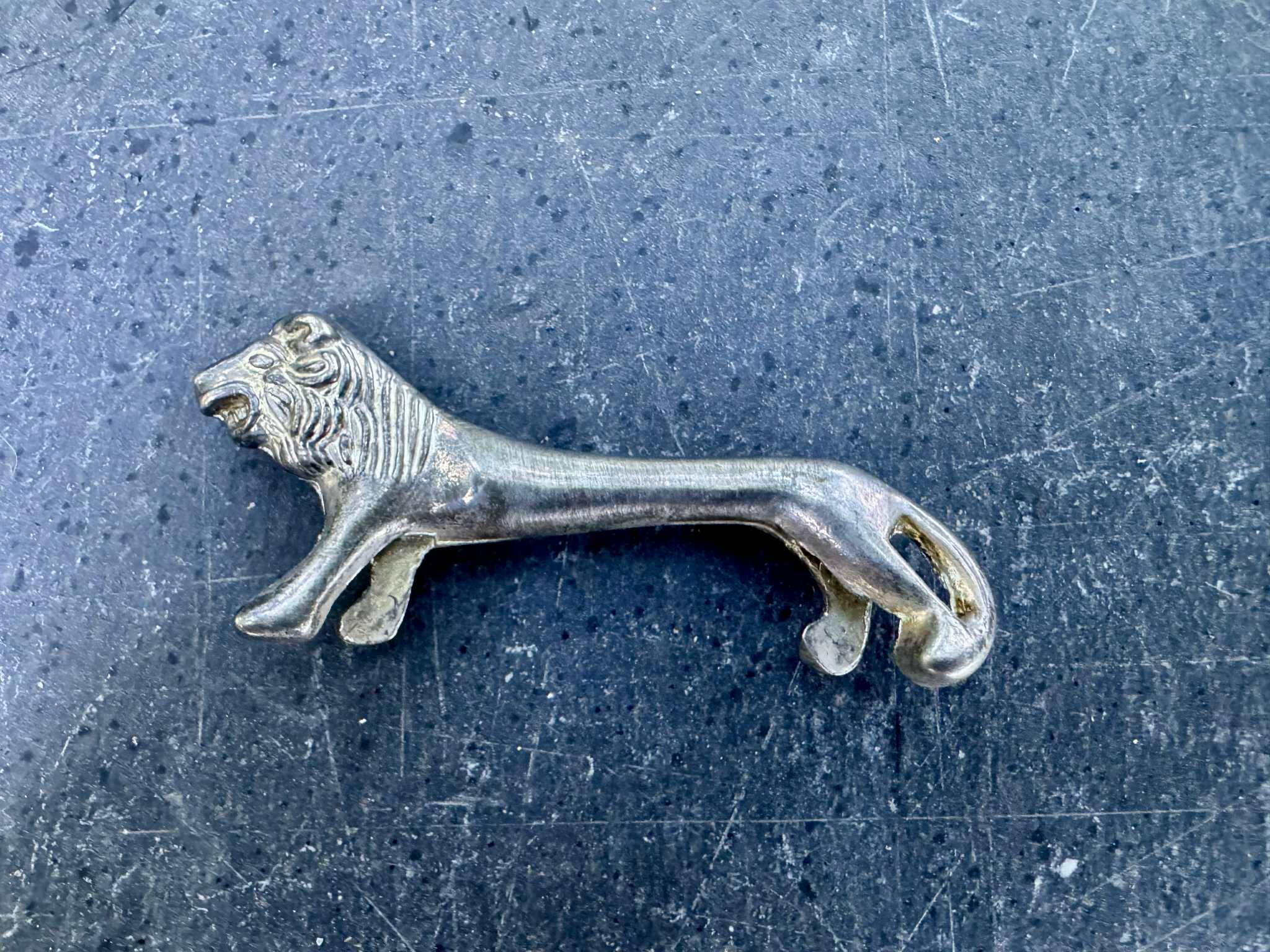 4 silver lion knife holders