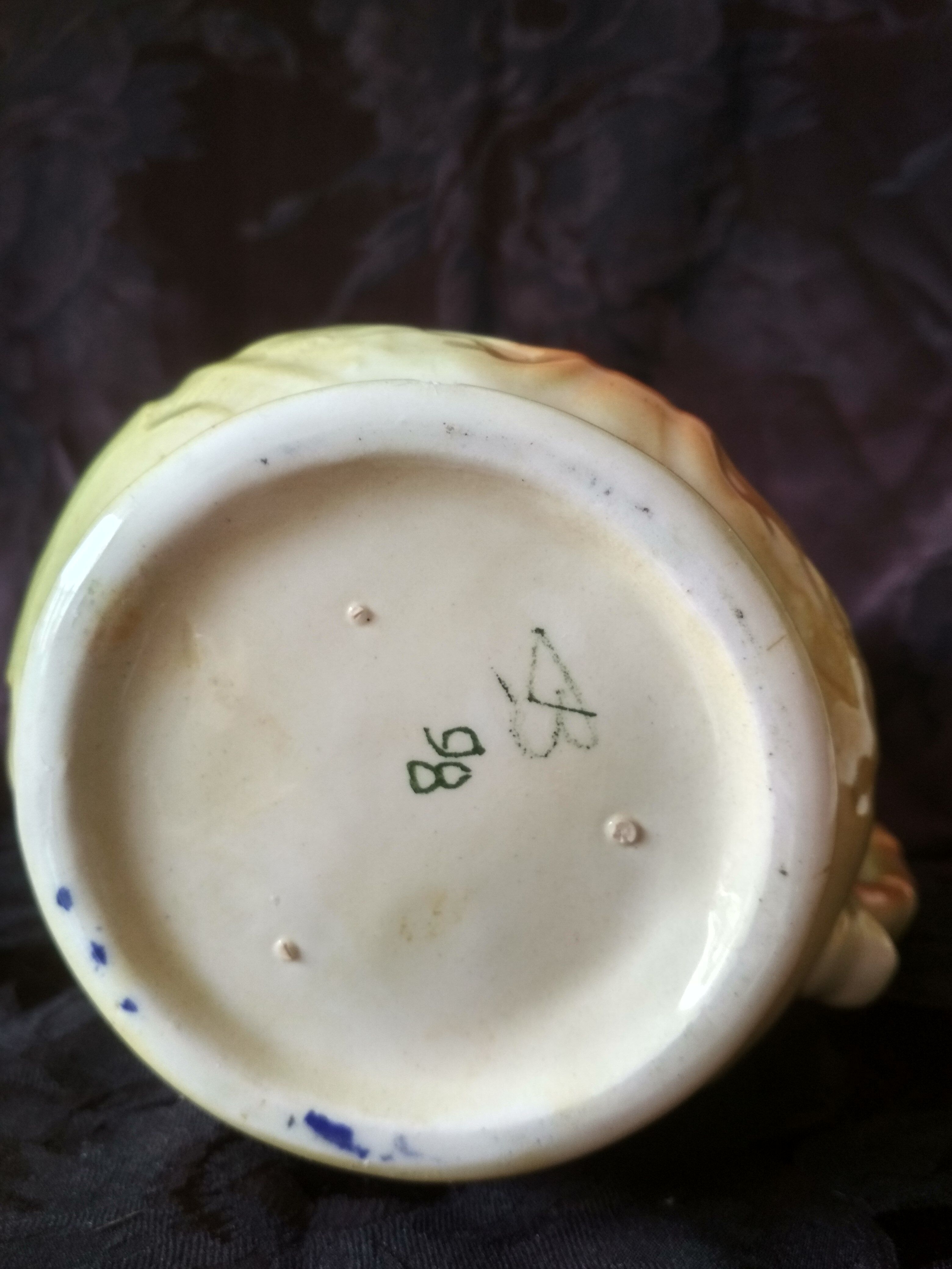 Pichet, barbotine à décor de biche et cerf