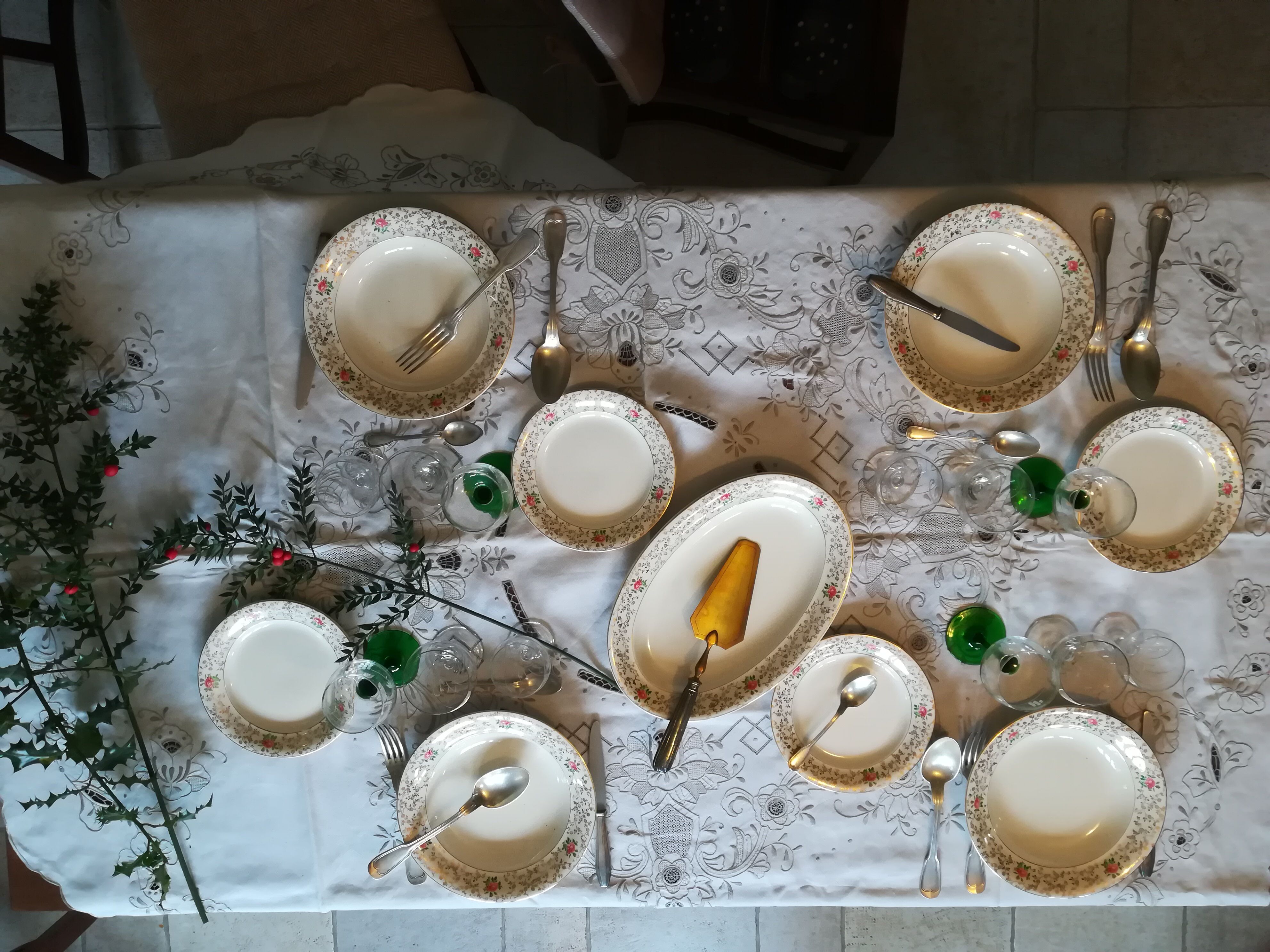 Round off-white tablecloth embroidered with grey flowers with 8 matching napkins - festive table