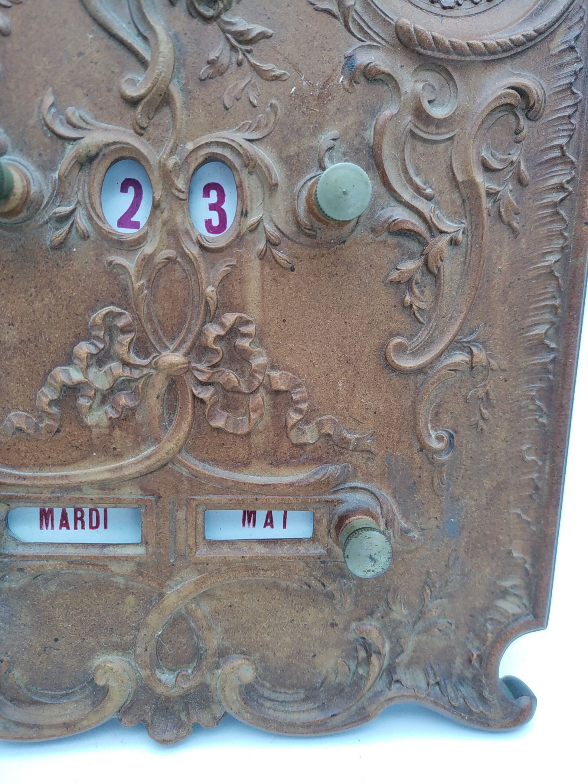 Perpetual calendar Napoleon III . Brass wood enamelled metal. Chimera.