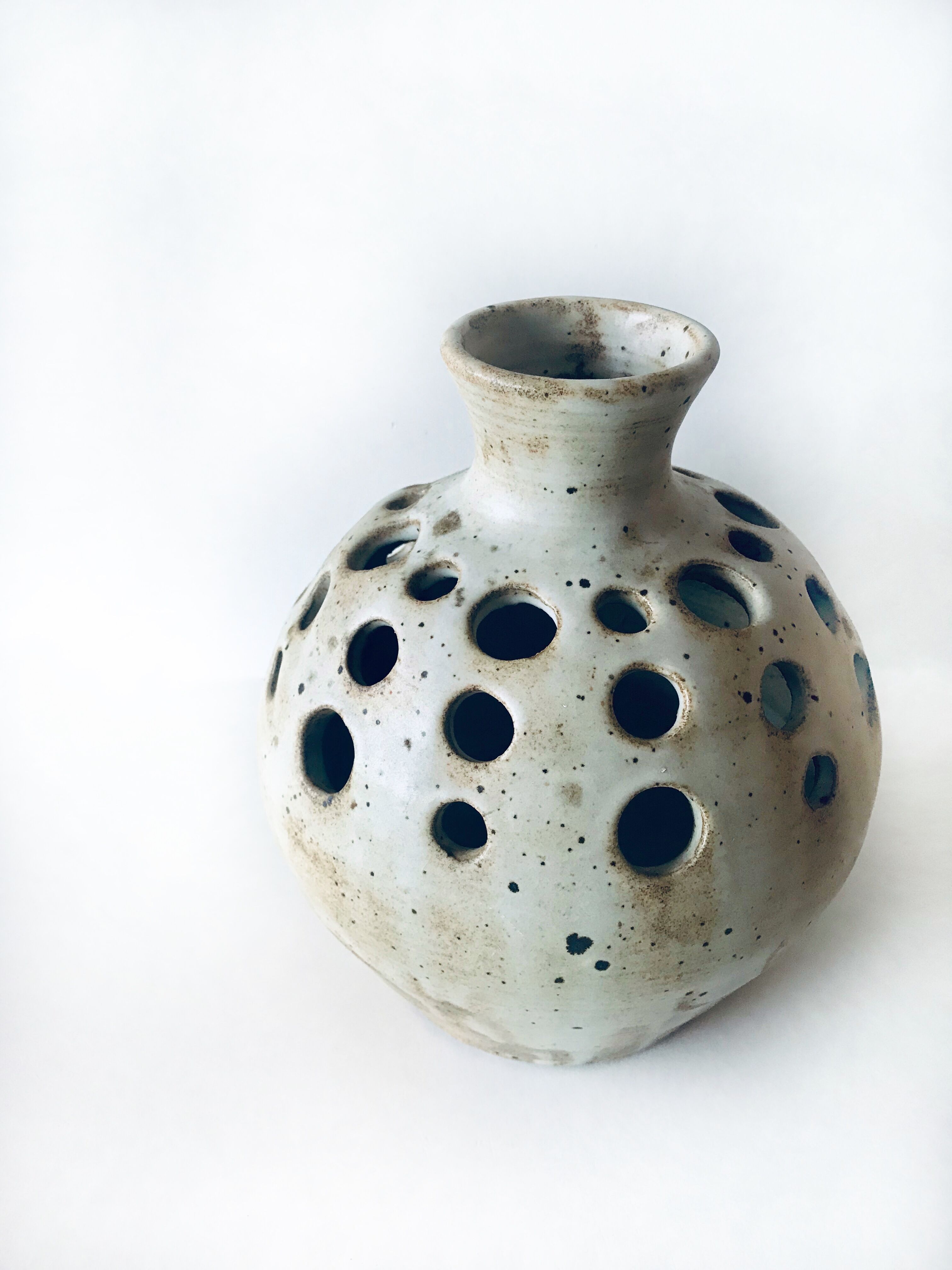 Ceramic vase pique flowers