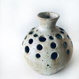 Ceramic vase pique flowers
