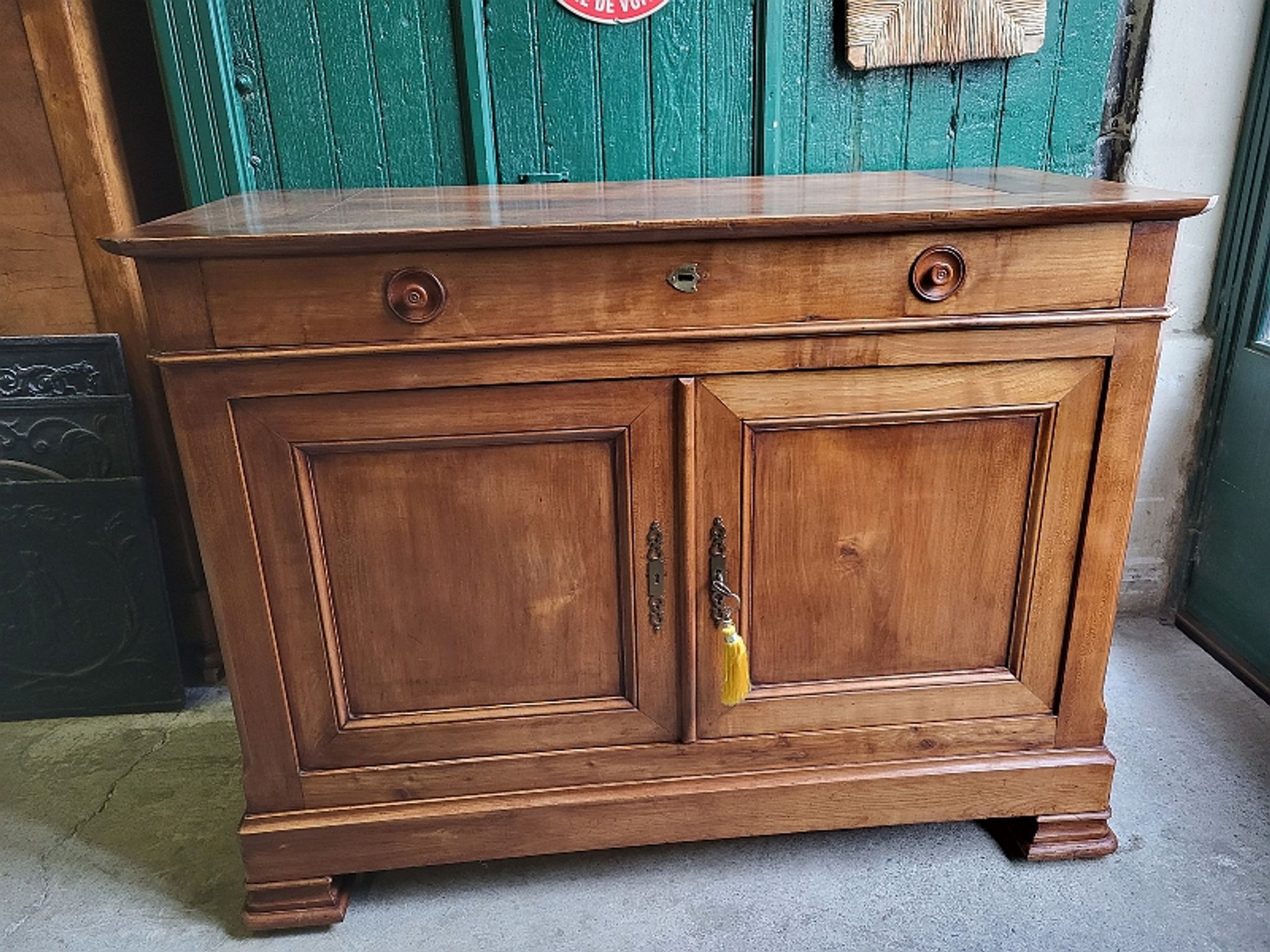 Bahut 2 doors 1 drawer louis philippe in blond walnut of the XlX th century