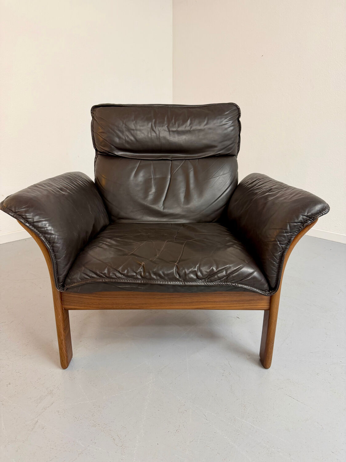 Vintage 70s Dreipunkt Scala design armchair in black leather and teak.