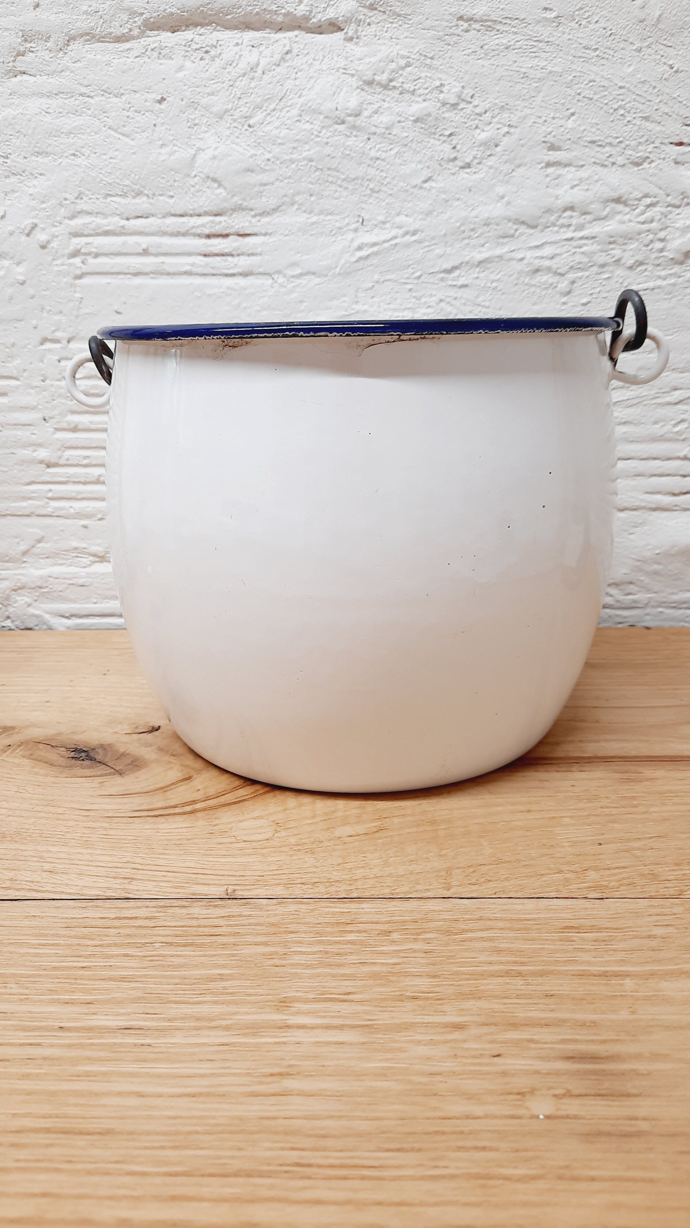 Enamelled sheet metal bucket
