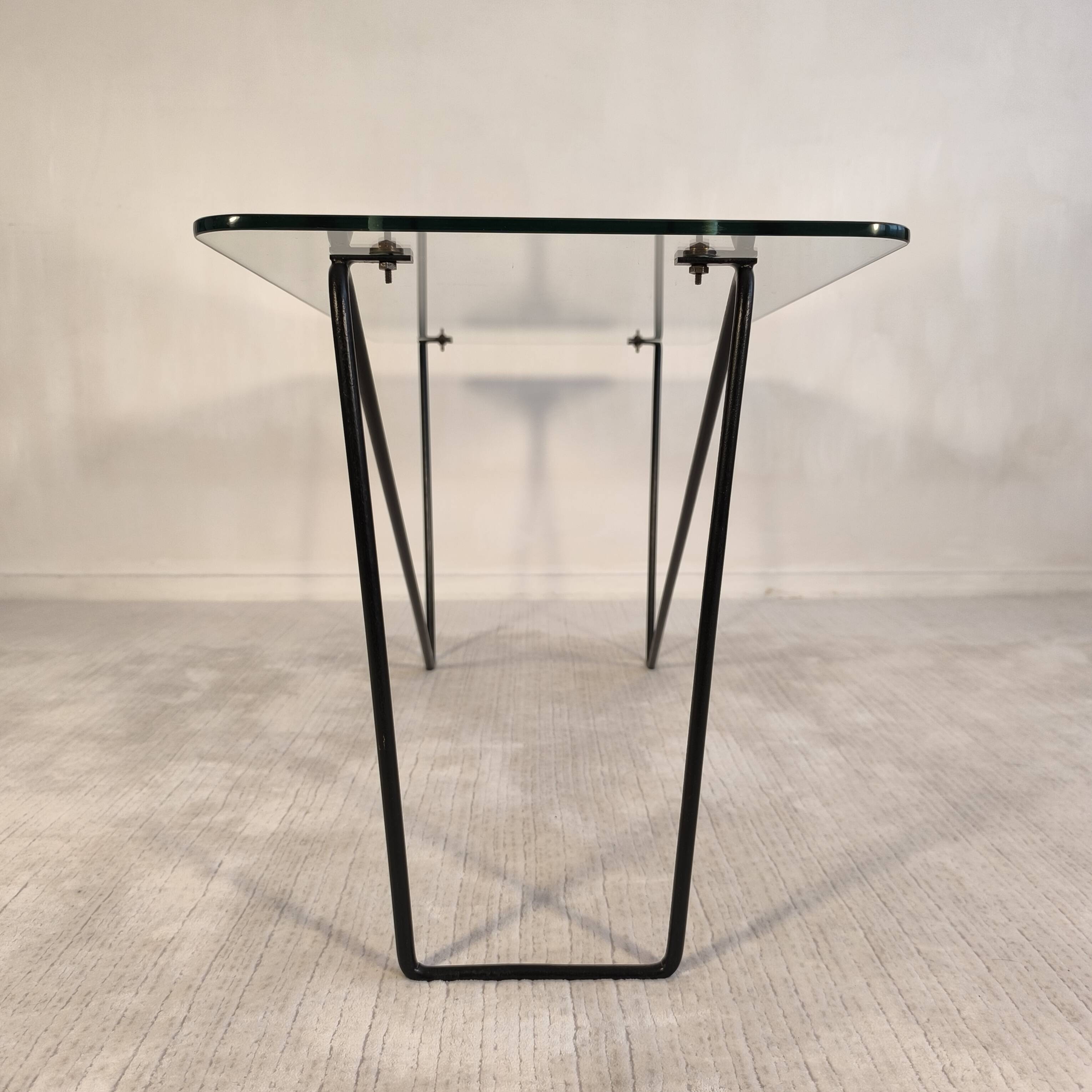 Superb asymmetrical coffee table AIRBORNE 1950s glass and lacquered metal.