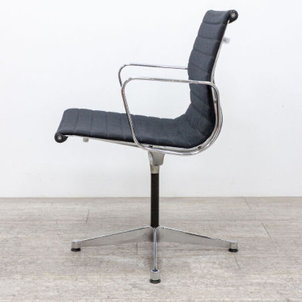 Fauteuil EA108 de Charles et Ray Eames, Herman Miller