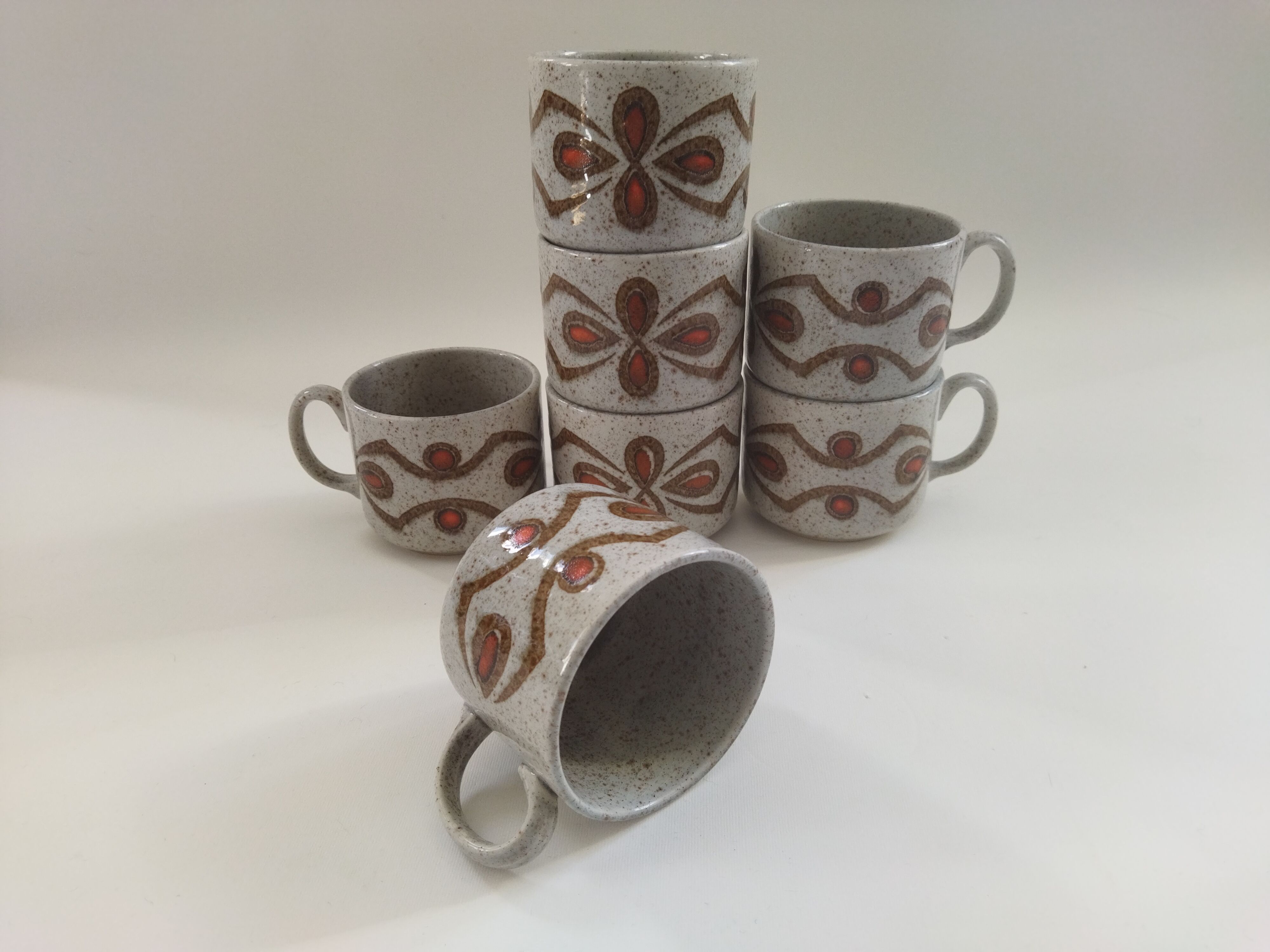 Sept tasses à déjeuner en grès 70s
