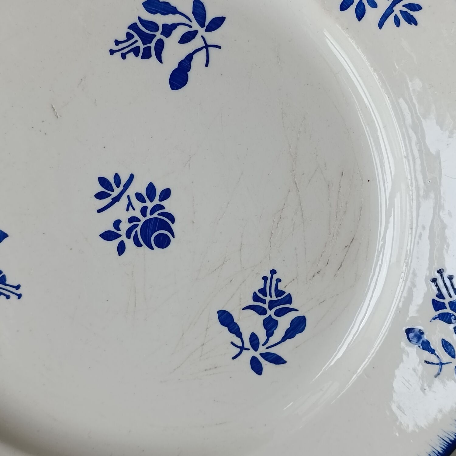Set of 2 mismatched plates Lunéville and Saint Amand