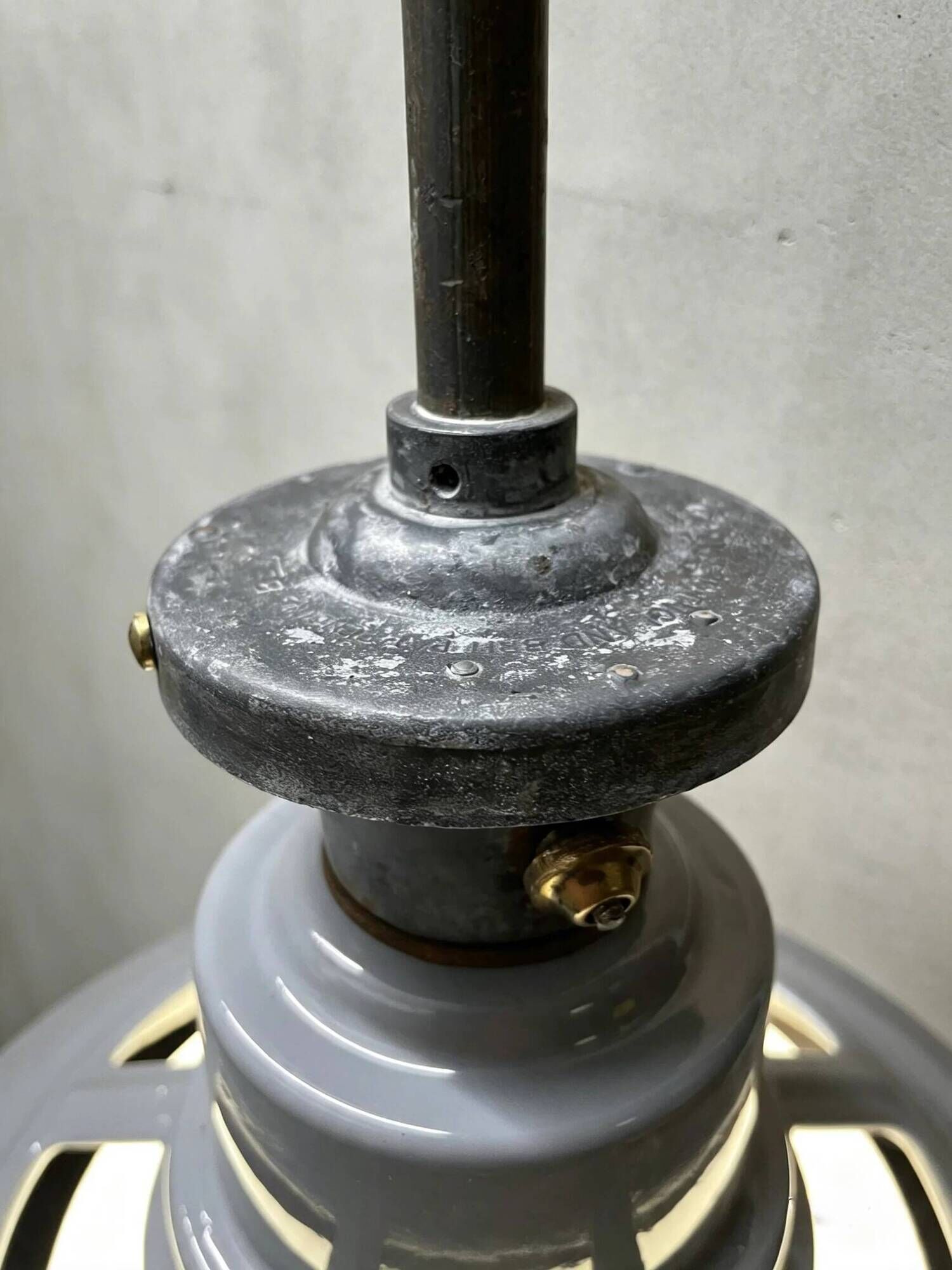 Luminaires en émail de grande taille des années 1930 avec diffuseurs en opaline par Benjamin
