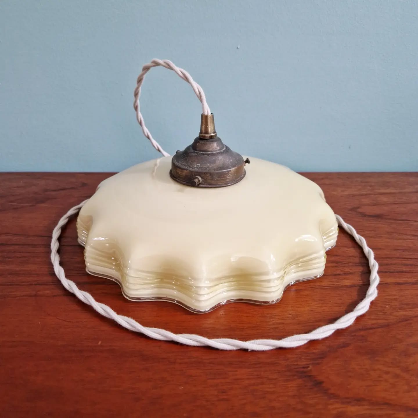 Art Deco suspension in yellow opaline with ouraline, 1920-30.