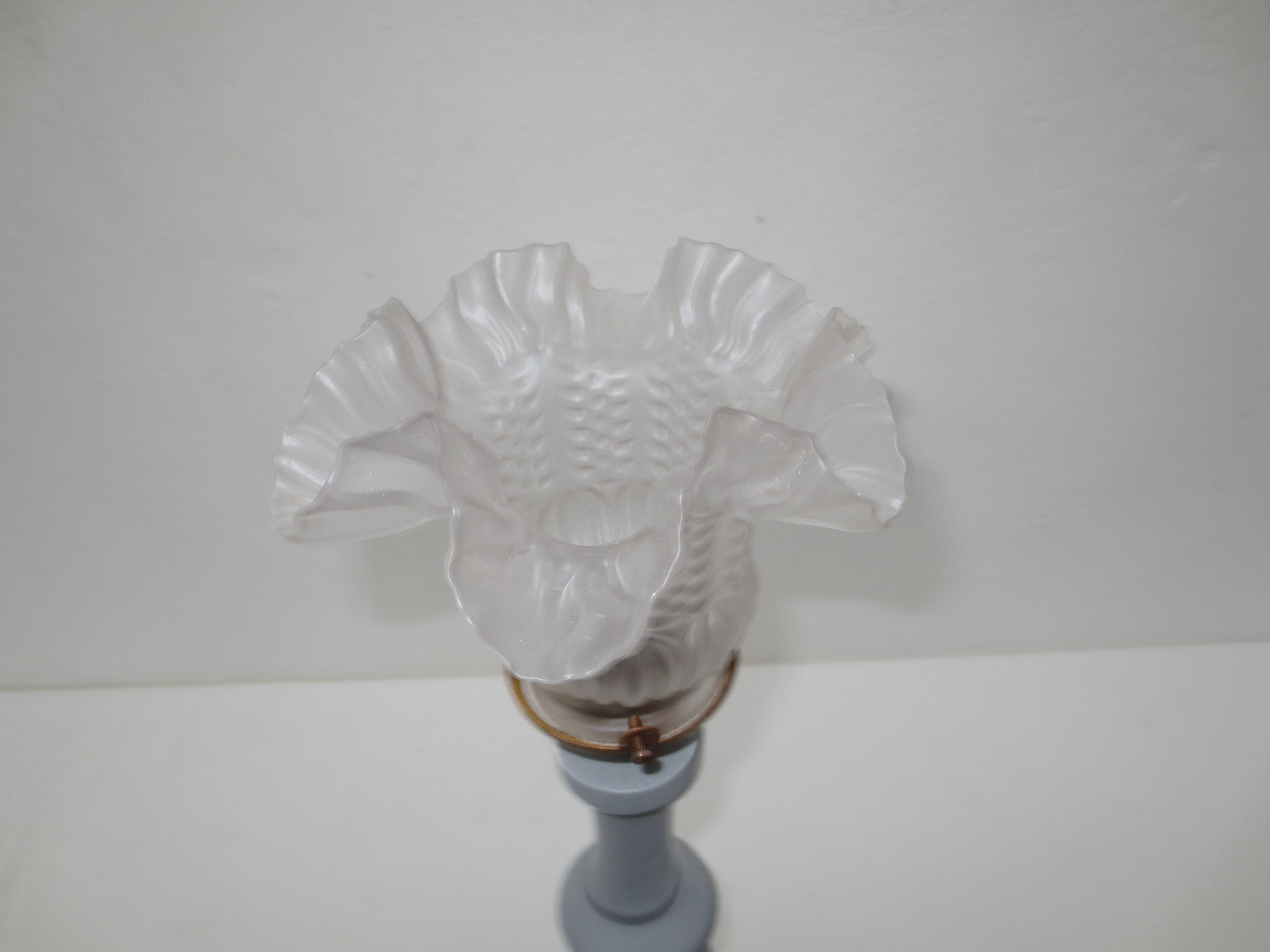 Ancienne lampe de table, pied en bois tourné gris galet et tulipe en verre