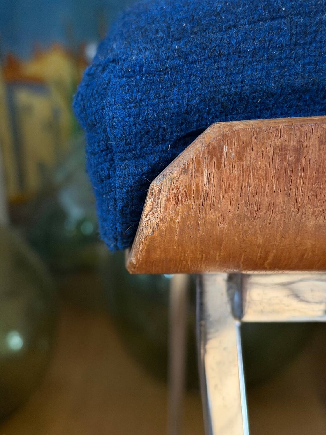 Pair of Marcom chairs in electric blue fabric, teak and chrome metal, 1970.