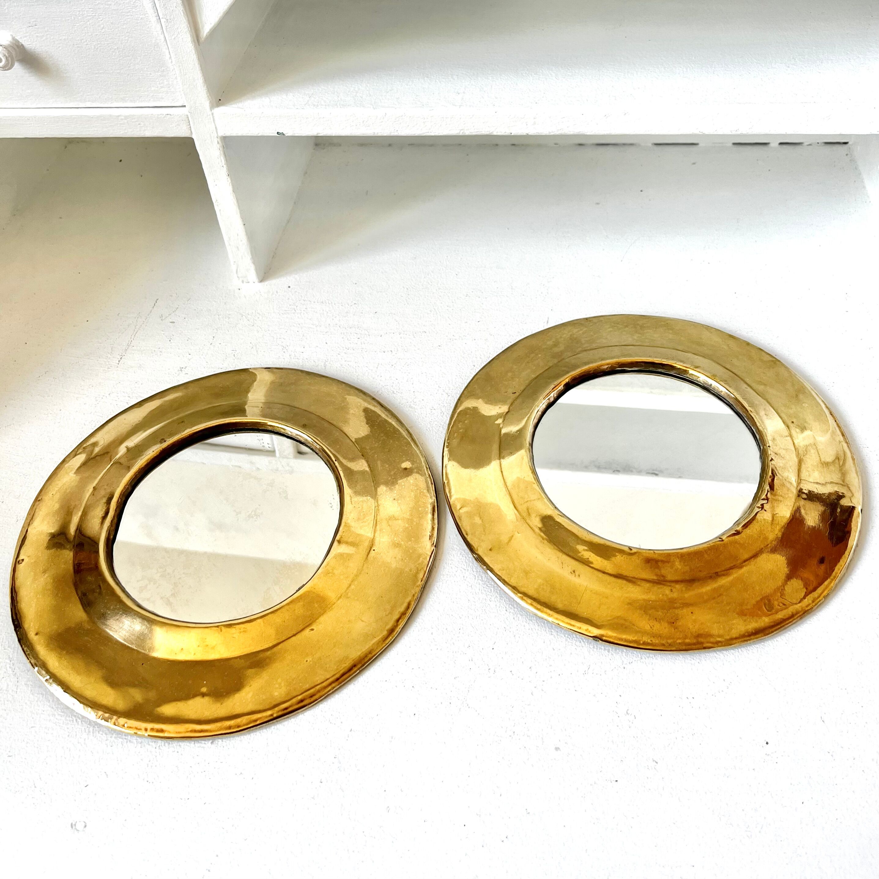 Round mirrors strapping in vintage gilded brass