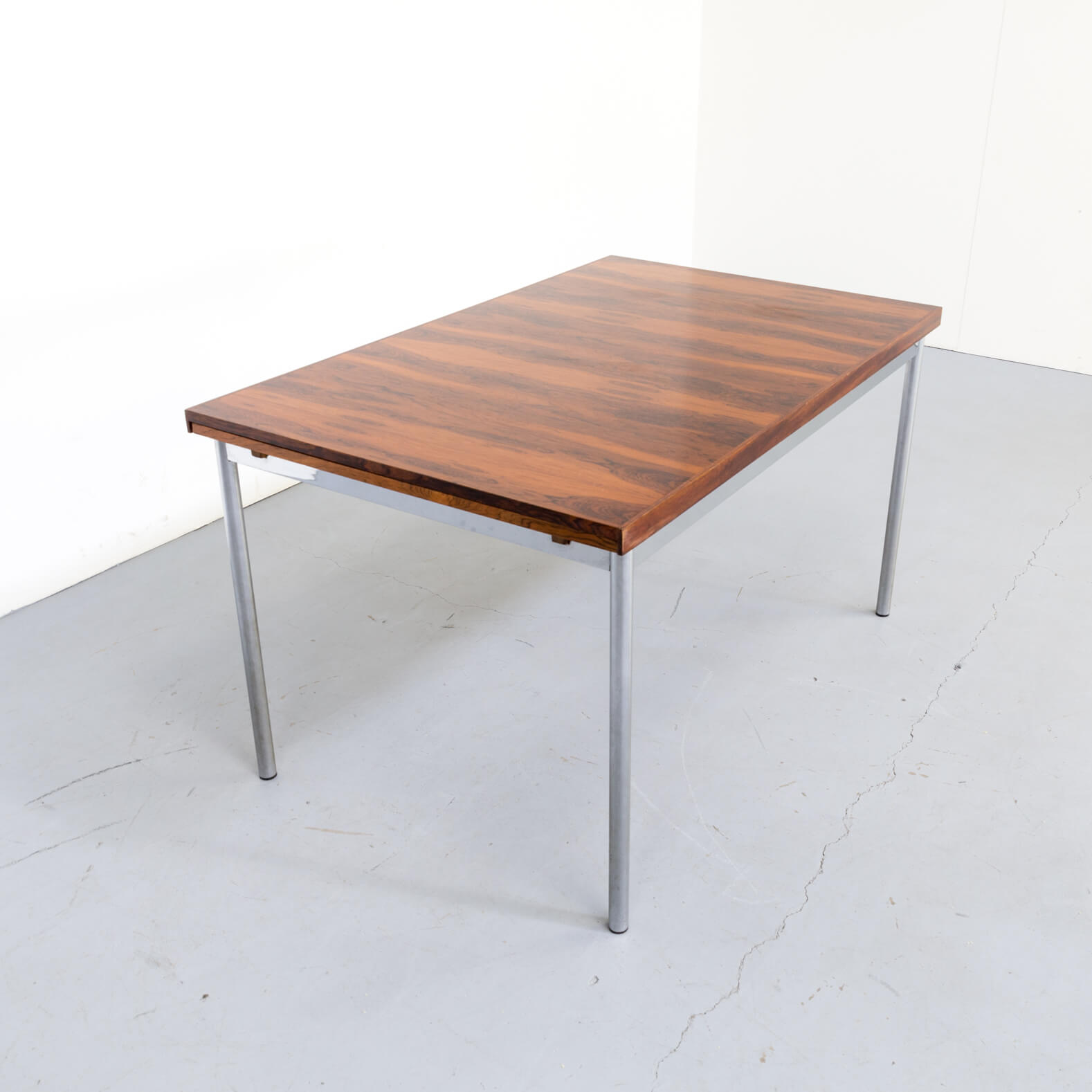 Sven Ivar Dysthe extendable rosewood veneer dining table for Thereca