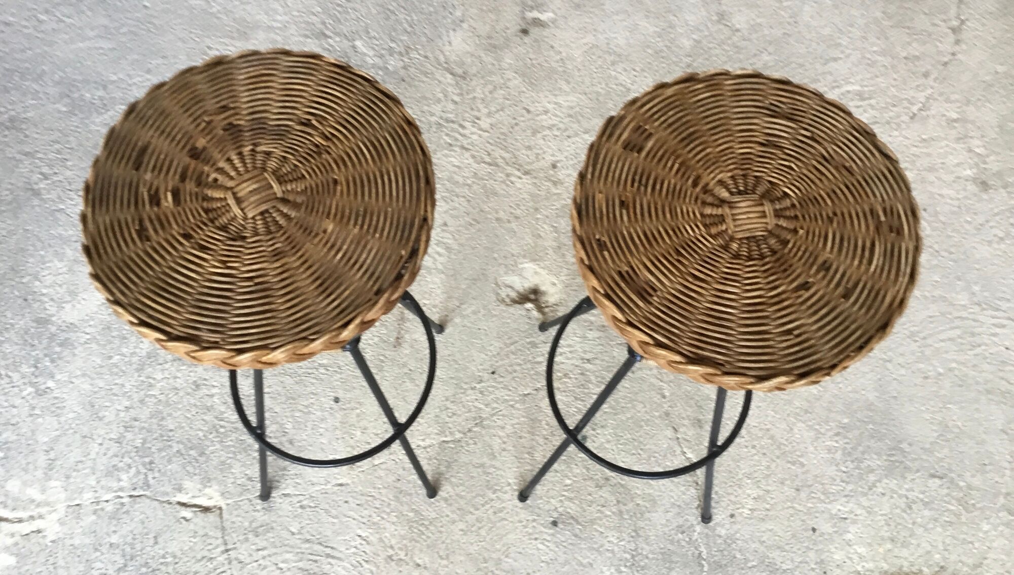 Vintage cocktail bar and its piare of stools - wicker and metal - 1960