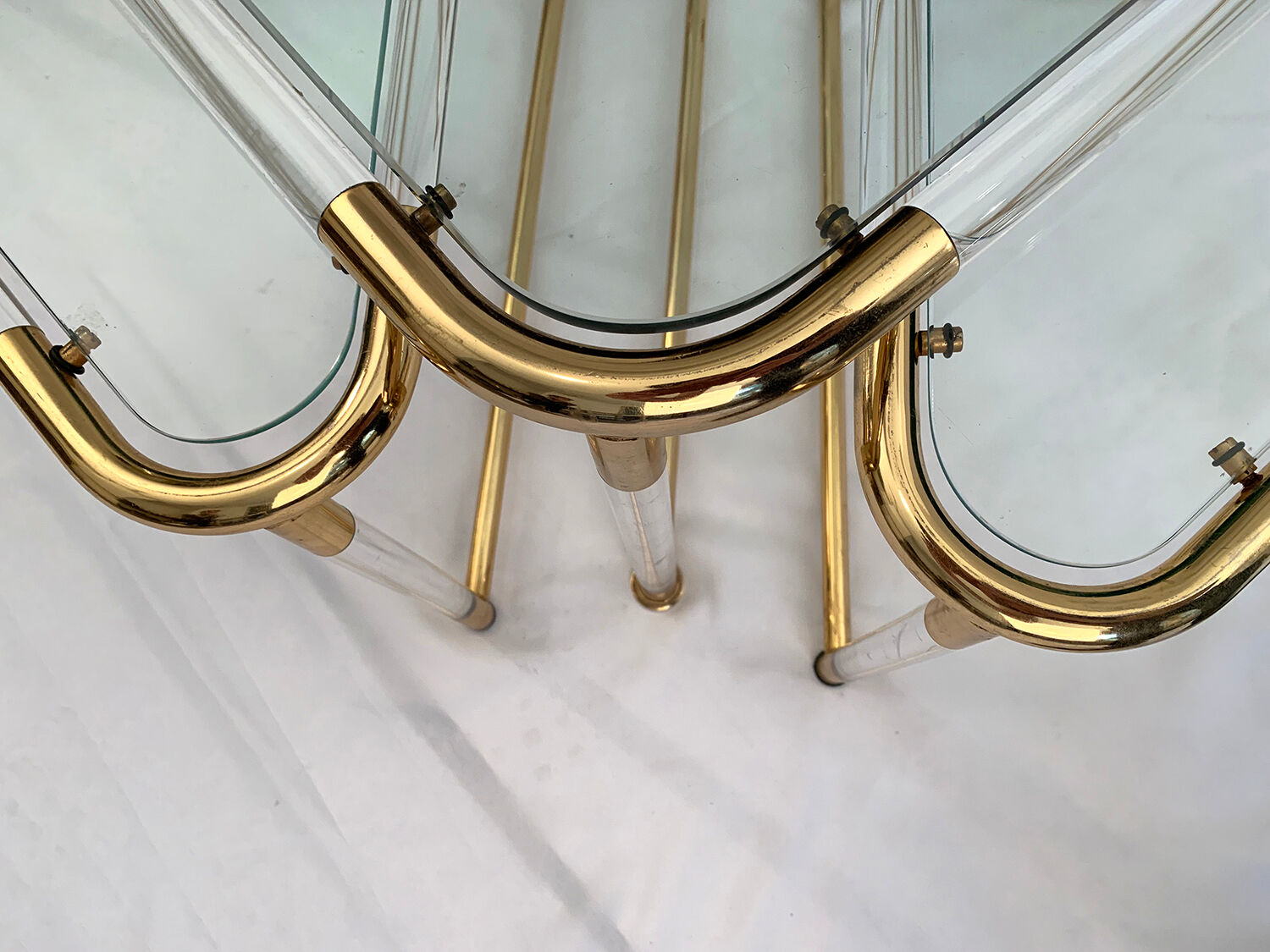 Coffee table and its 4 associated nesting tables in plexiglass and gold metal