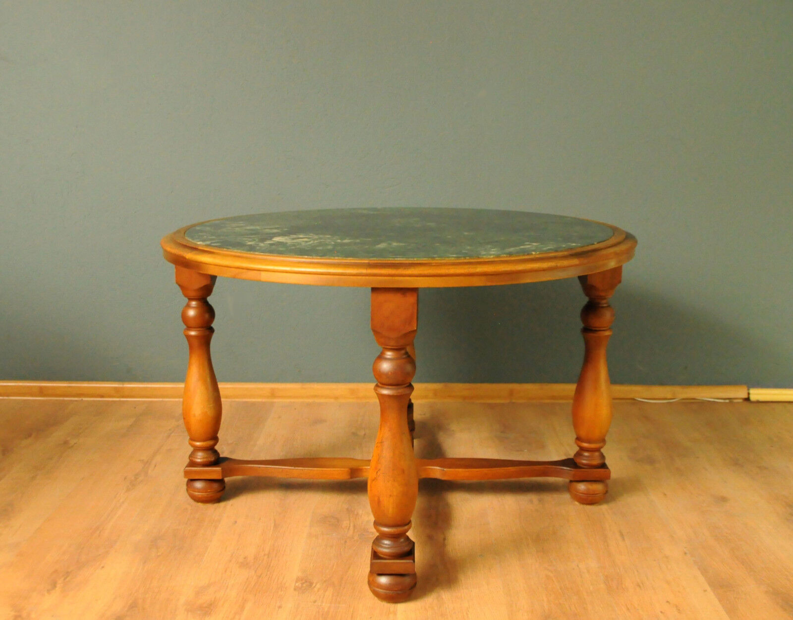 Table basse scandinave avec plateau en marbre