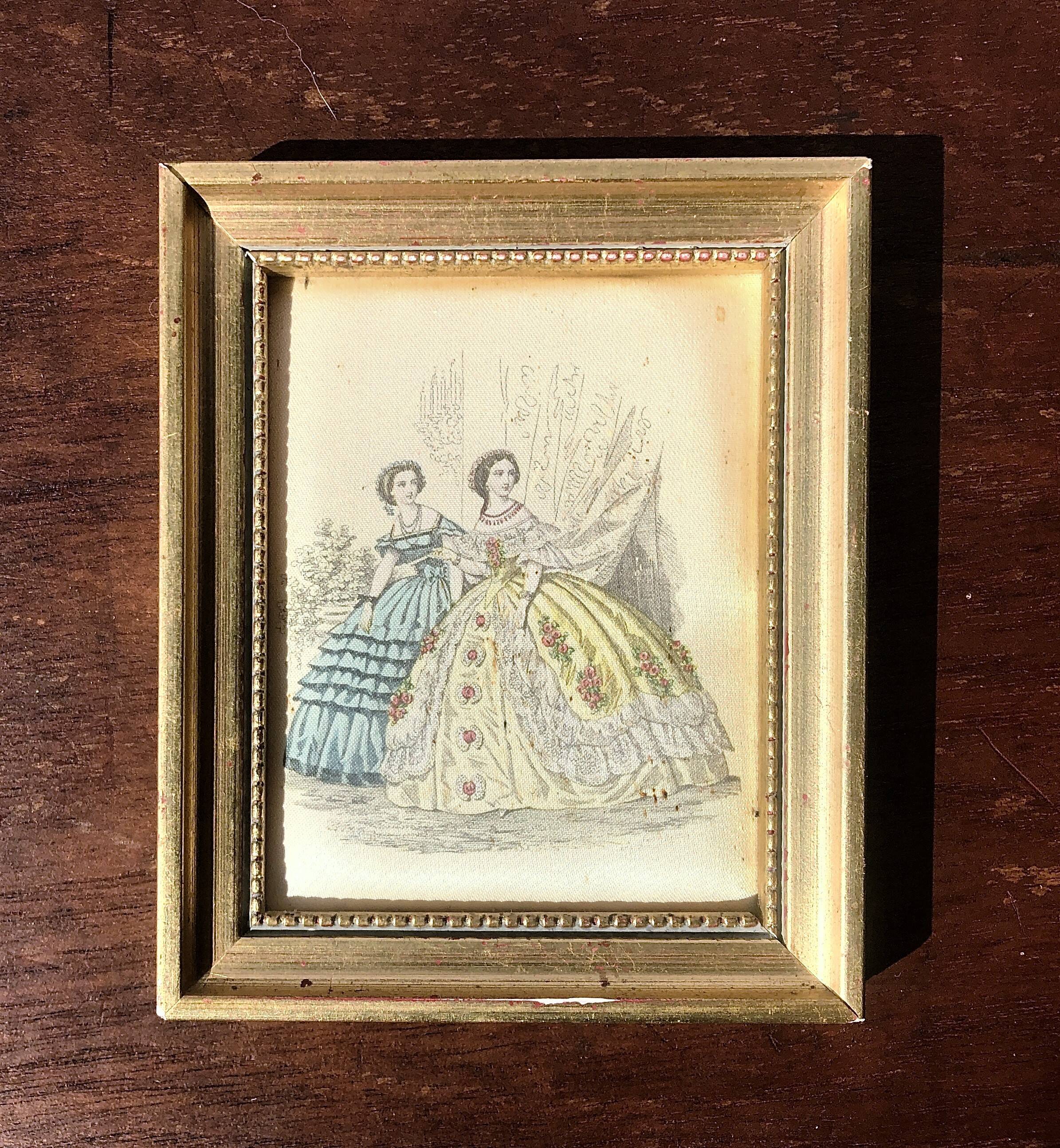 Lot de deux petits cadres portrait de marquises
