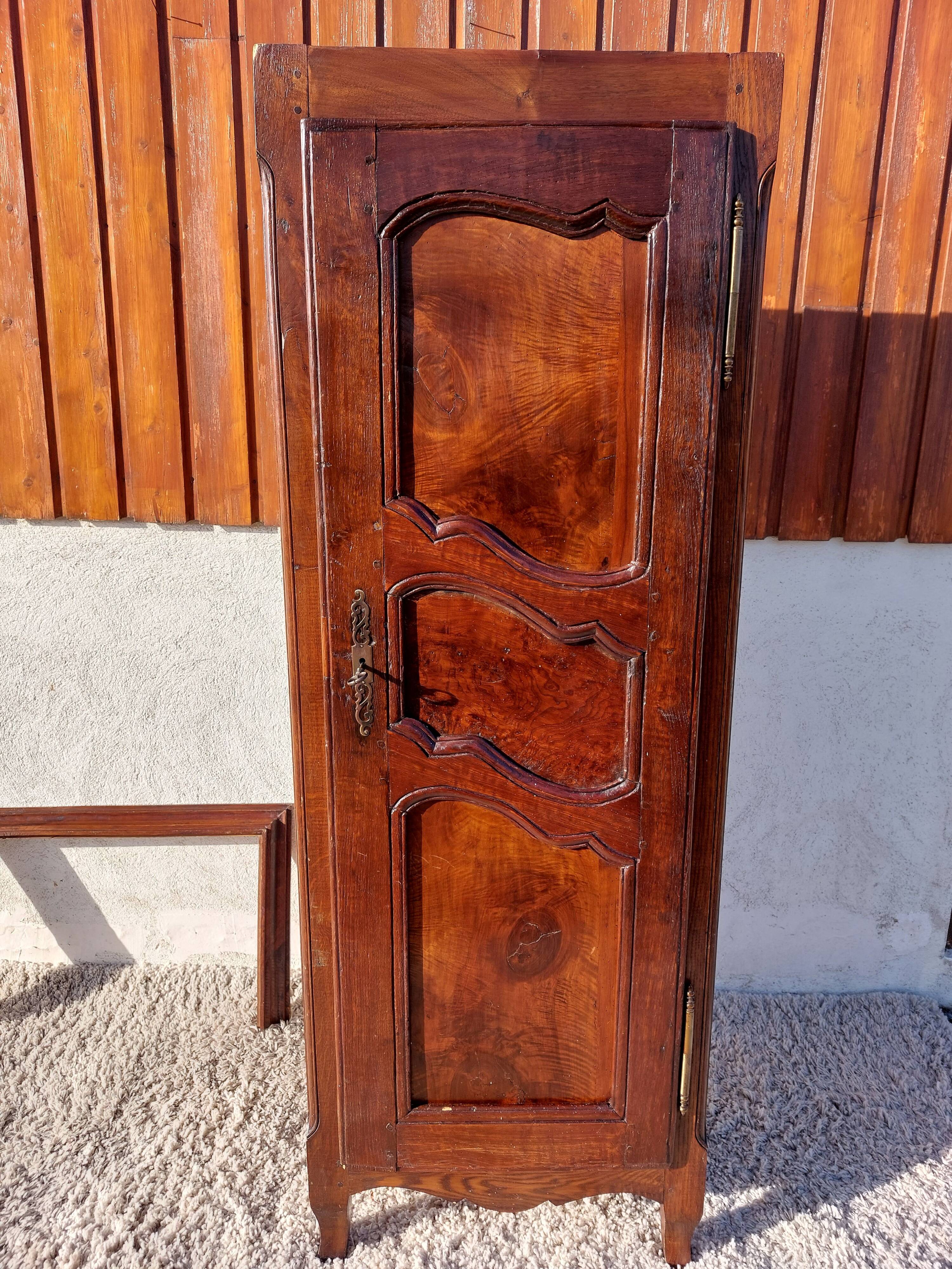 1-door wardrobe, man standing