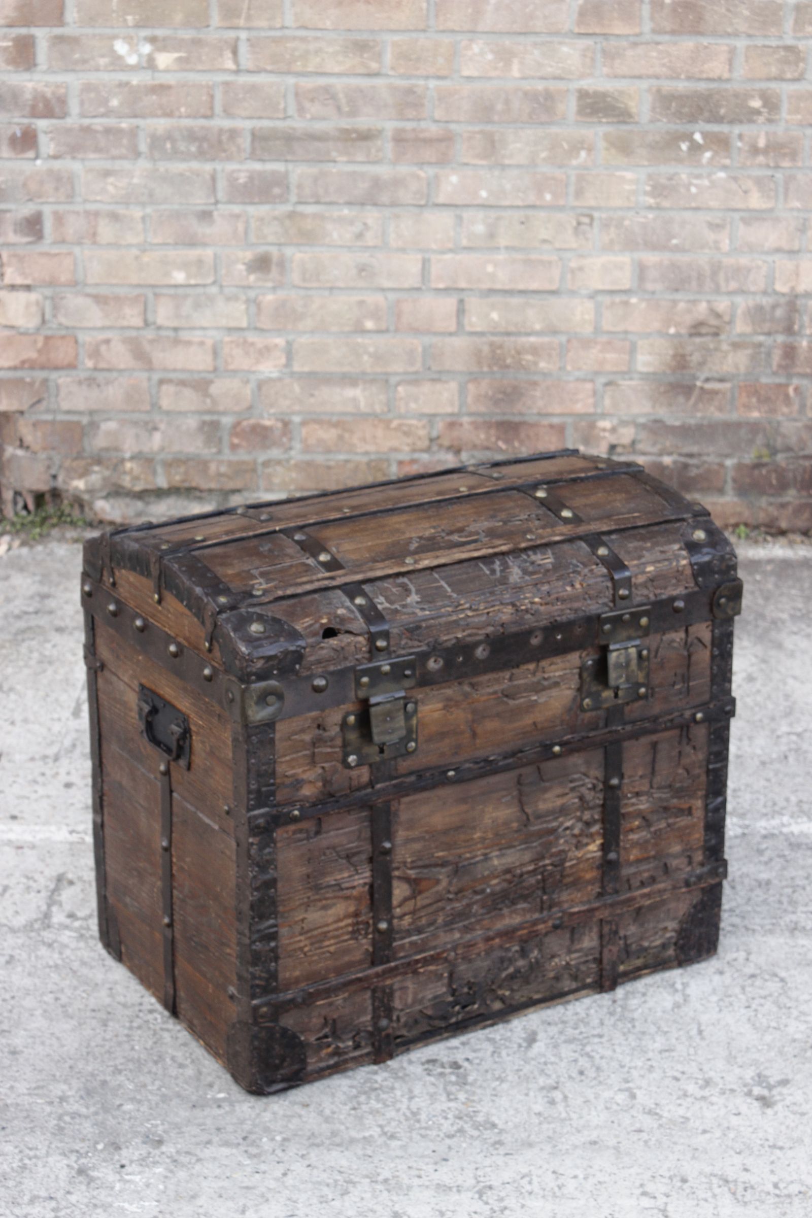 Chest or travel trunk in wood and wrought iron, 18th century