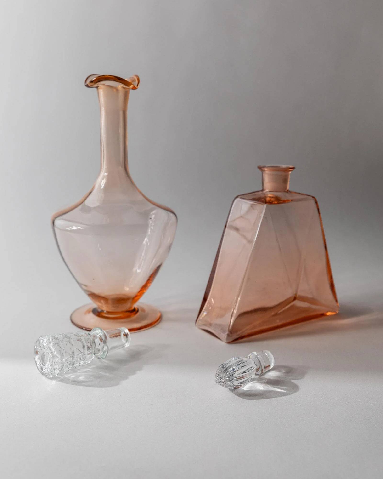 Ensemble de 2 carafes vintage en verre de Murano des années 1940, verre Rosalin avec bouchons