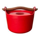 Red enamelled cast iron pot in mid-century style with teak handle by Timo Sarpaneva for Rosenlew of Finland, 1960s.
