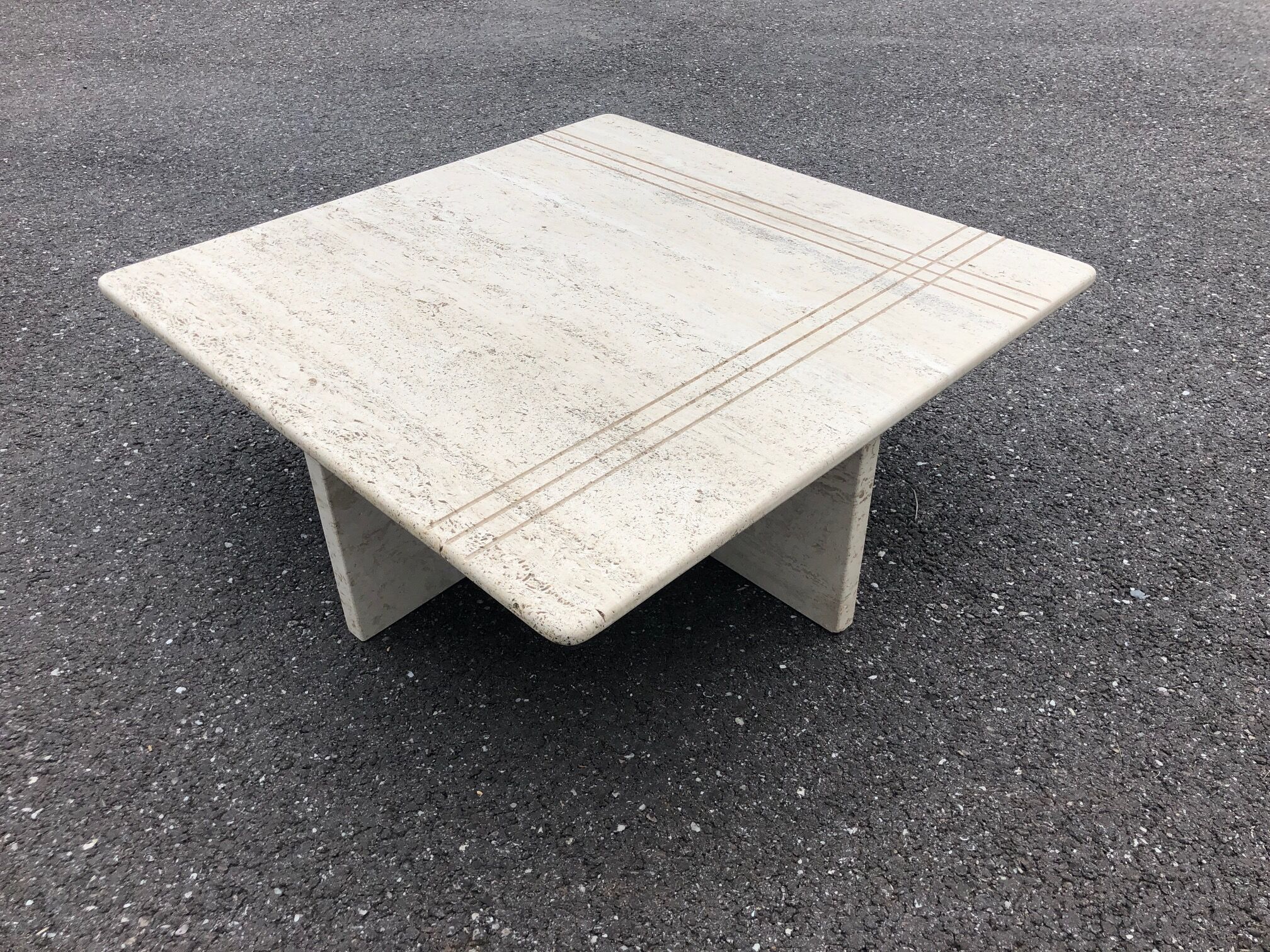 Square bass table in travertine